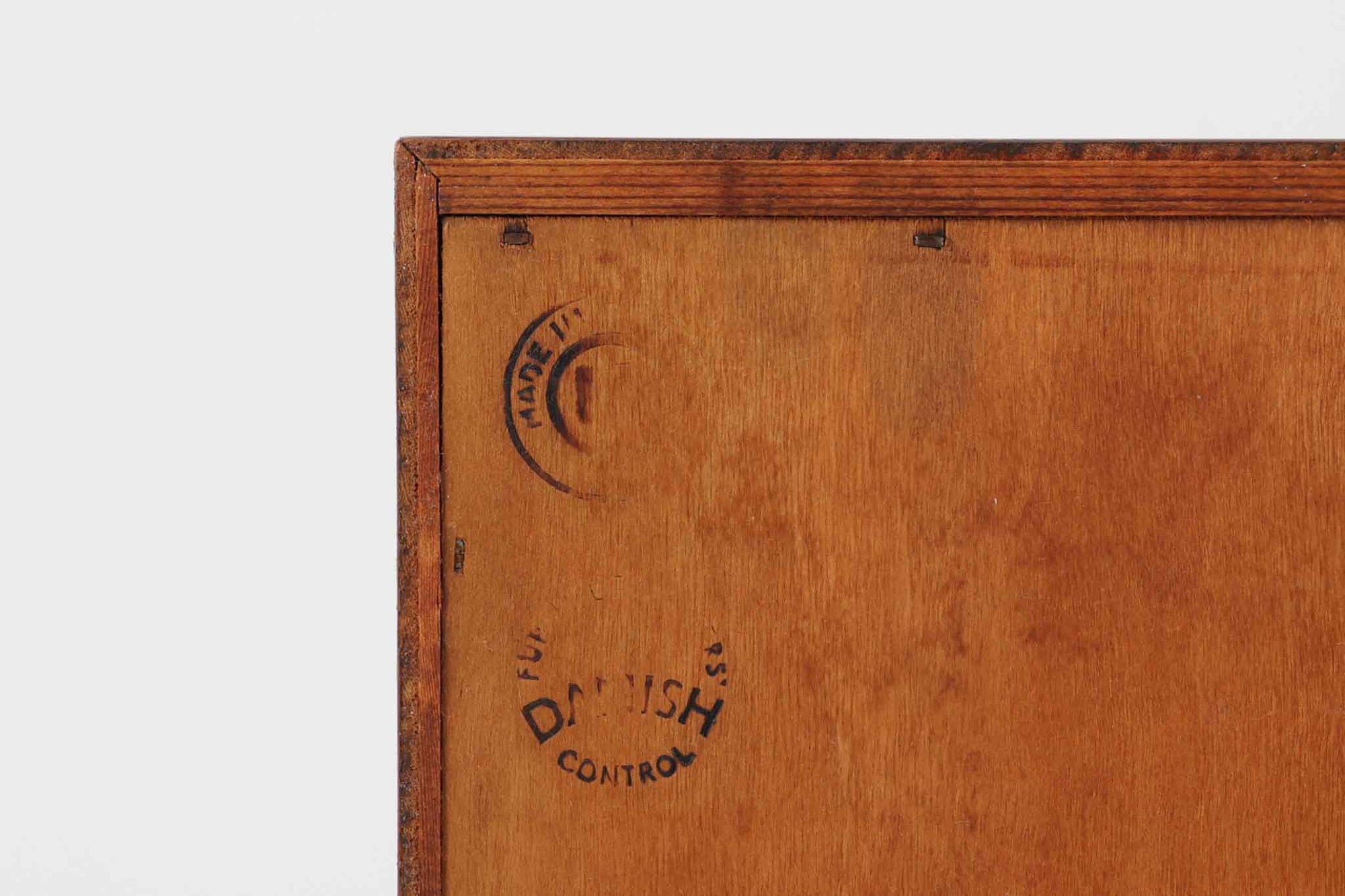 Poul Hundevadデザインのキャビネットです。扉の取手に鍵を使用したデンマークならではのデザインで、シンプルな本体には扉のみが設置されています。北欧から買い付けたもので、良質なチーク材が使用され、温かみのある雰囲気を醸し出します。製造はHundevad自身の家具工房、Hundevad&amp;Co.によるもので、デンマークの厳しい品質基準を満たした「DANISH FURNITUREmAKE'S CONTROL」の刻印が施されています。さらに、小引き出しや高さ調整可能な棚板が備わっており、機能性も兼ね備えた優れたアイテムです。