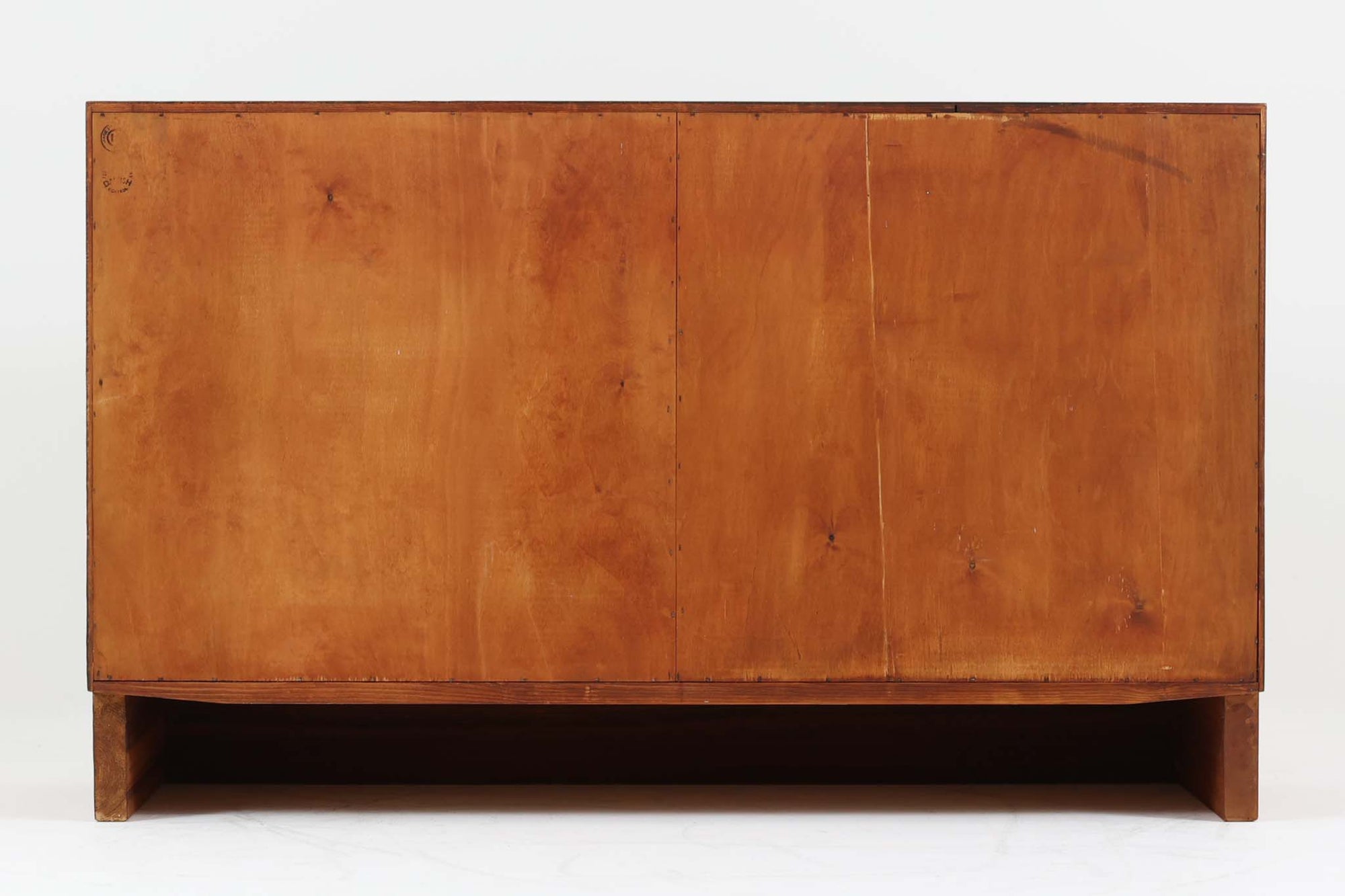 Poul Hundevadデザインのキャビネットです。扉の取手に鍵を使用したデンマークならではのデザインで、シンプルな本体には扉のみが設置されています。北欧から買い付けたもので、良質なチーク材が使用され、温かみのある雰囲気を醸し出します。製造はHundevad自身の家具工房、Hundevad&amp;Co.によるもので、デンマークの厳しい品質基準を満たした「DANISH FURNITUREmAKE'S CONTROL」の刻印が施されています。さらに、小引き出しや高さ調整可能な棚板が備わっており、機能性も兼ね備えた優れたアイテムです。