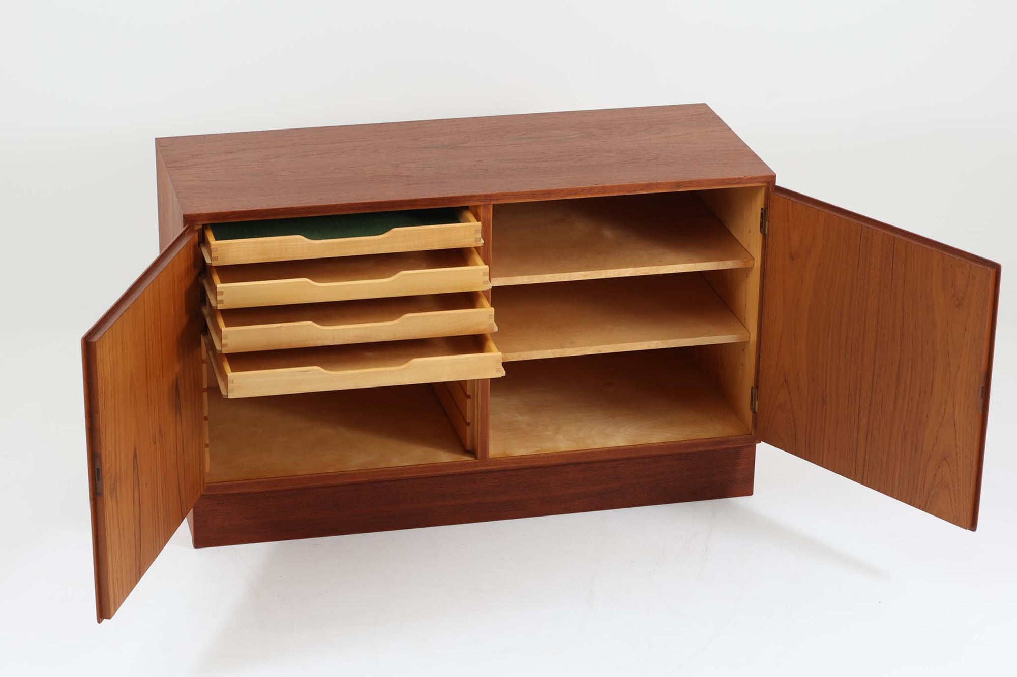 Poul Hundevadデザインのキャビネットです。扉の取手に鍵を使用したデンマークならではのデザインで、シンプルな本体には扉のみが設置されています。北欧から買い付けたもので、良質なチーク材が使用され、温かみのある雰囲気を醸し出します。製造はHundevad自身の家具工房、Hundevad&amp;Co.によるもので、デンマークの厳しい品質基準を満たした「DANISH FURNITUREmAKE'S CONTROL」の刻印が施されています。さらに、小引き出しや高さ調整可能な棚板が備わっており、機能性も兼ね備えた優れたアイテムです。