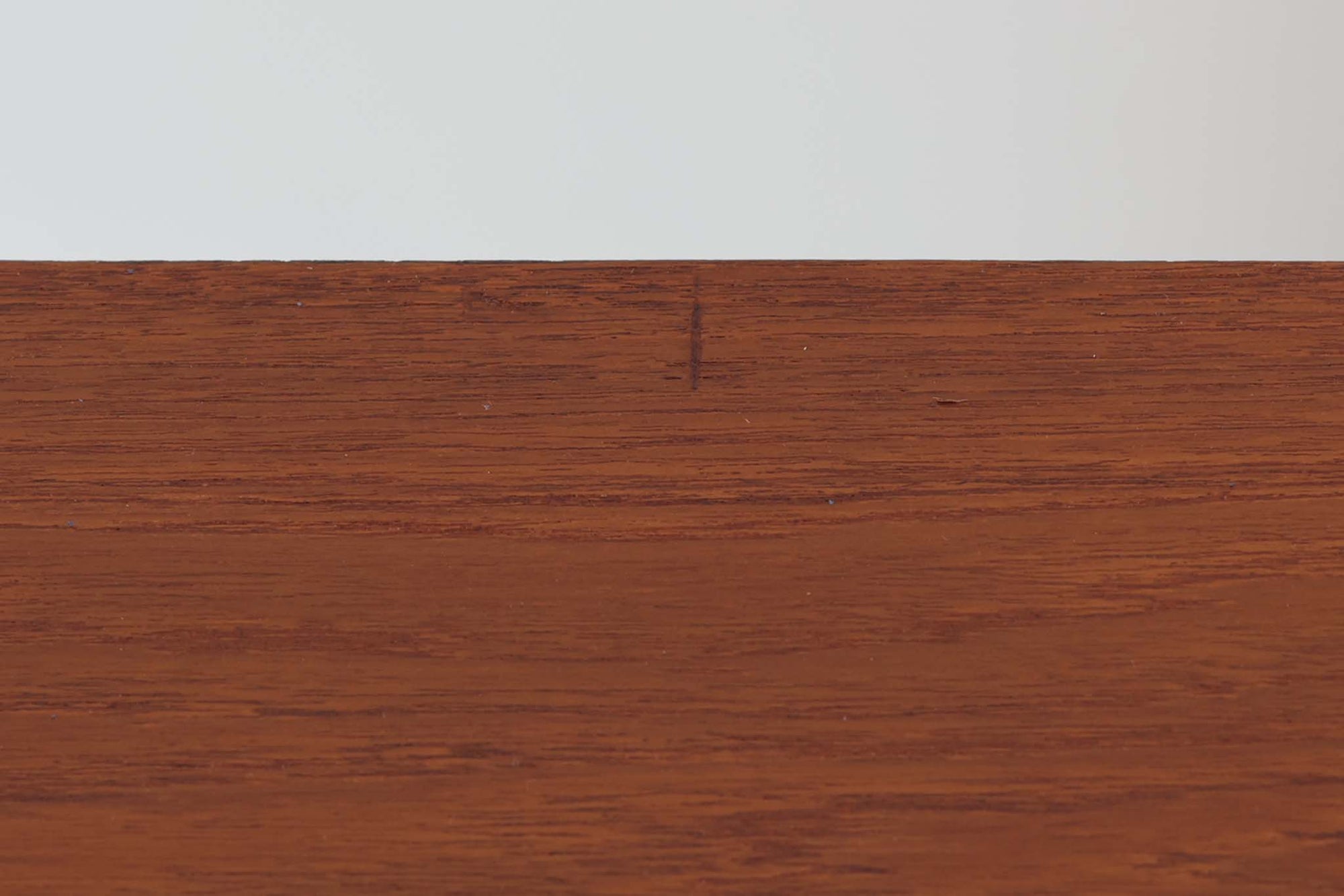 Poul Hundevadデザインのキャビネットです。扉の取手に鍵を使用したデンマークならではのデザインで、シンプルな本体には扉のみが設置されています。北欧から買い付けたもので、良質なチーク材が使用され、温かみのある雰囲気を醸し出します。製造はHundevad自身の家具工房、Hundevad&amp;Co.によるもので、デンマークの厳しい品質基準を満たした「DANISH FURNITUREmAKE'S CONTROL」の刻印が施されています。さらに、小引き出しや高さ調整可能な棚板が備わっており、機能性も兼ね備えた優れたアイテムです。