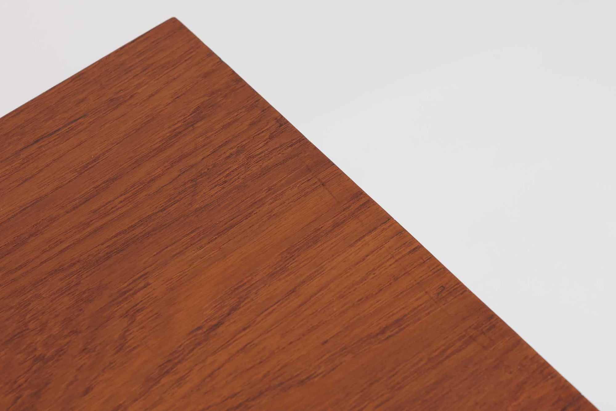 Poul Hundevadデザインのキャビネットです。扉の取手に鍵を使用したデンマークならではのデザインで、シンプルな本体には扉のみが設置されています。北欧から買い付けたもので、良質なチーク材が使用され、温かみのある雰囲気を醸し出します。製造はHundevad自身の家具工房、Hundevad&amp;Co.によるもので、デンマークの厳しい品質基準を満たした「DANISH FURNITUREmAKE'S CONTROL」の刻印が施されています。さらに、小引き出しや高さ調整可能な棚板が備わっており、機能性も兼ね備えた優れたアイテムです。