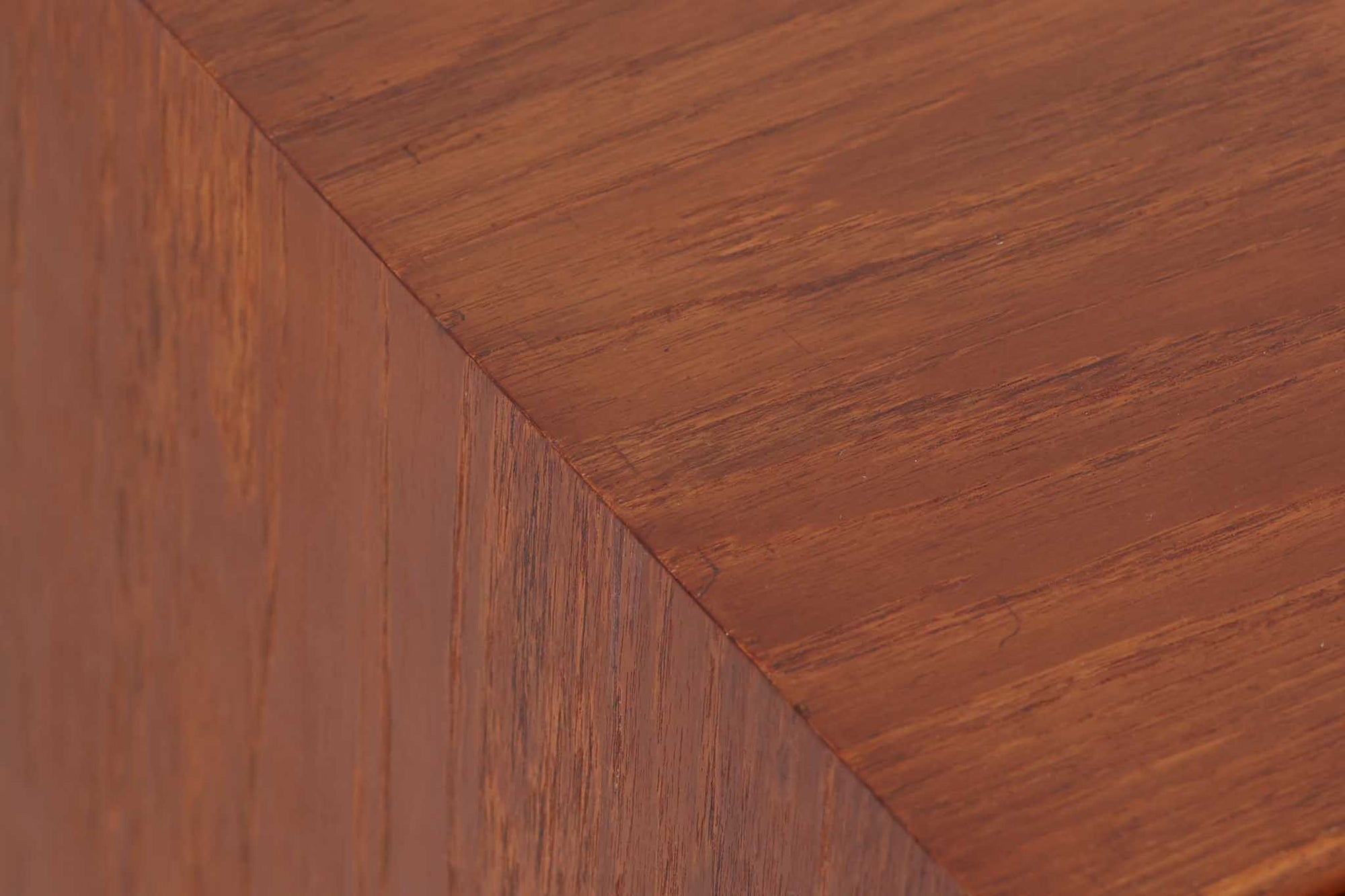 Poul Hundevadデザインのキャビネットです。扉の取手に鍵を使用したデンマークならではのデザインで、シンプルな本体には扉のみが設置されています。北欧から買い付けたもので、良質なチーク材が使用され、温かみのある雰囲気を醸し出します。製造はHundevad自身の家具工房、Hundevad&amp;Co.によるもので、デンマークの厳しい品質基準を満たした「DANISH FURNITUREmAKE'S CONTROL」の刻印が施されています。さらに、小引き出しや高さ調整可能な棚板が備わっており、機能性も兼ね備えた優れたアイテムです。