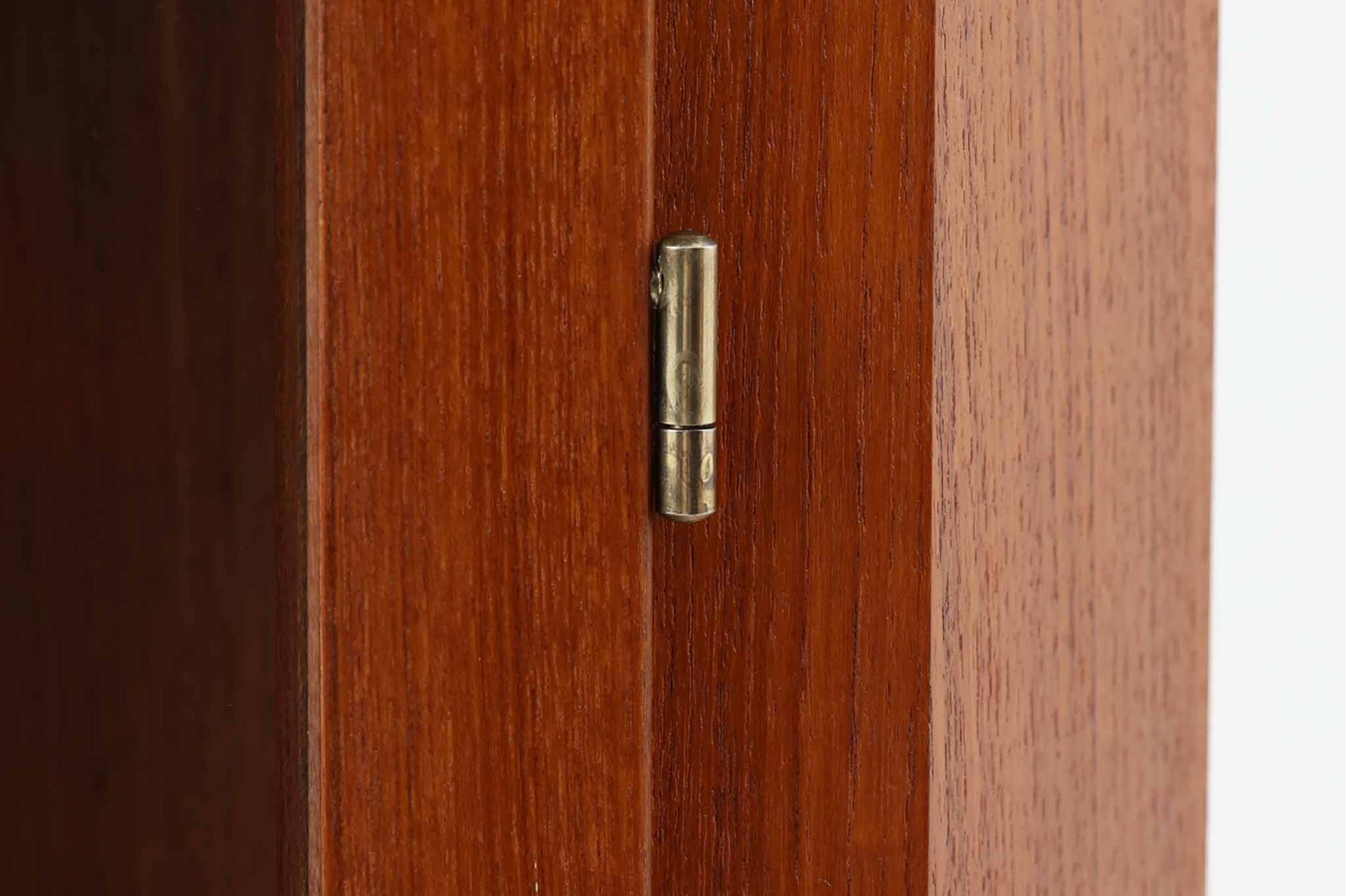 デンマーク製のコーナーキャビネットです。良質なチーク材が贅沢に使用されています。ガラス扉で見せる収納が可能です。店舗の什器としてもお勧めです。鍵付きです。