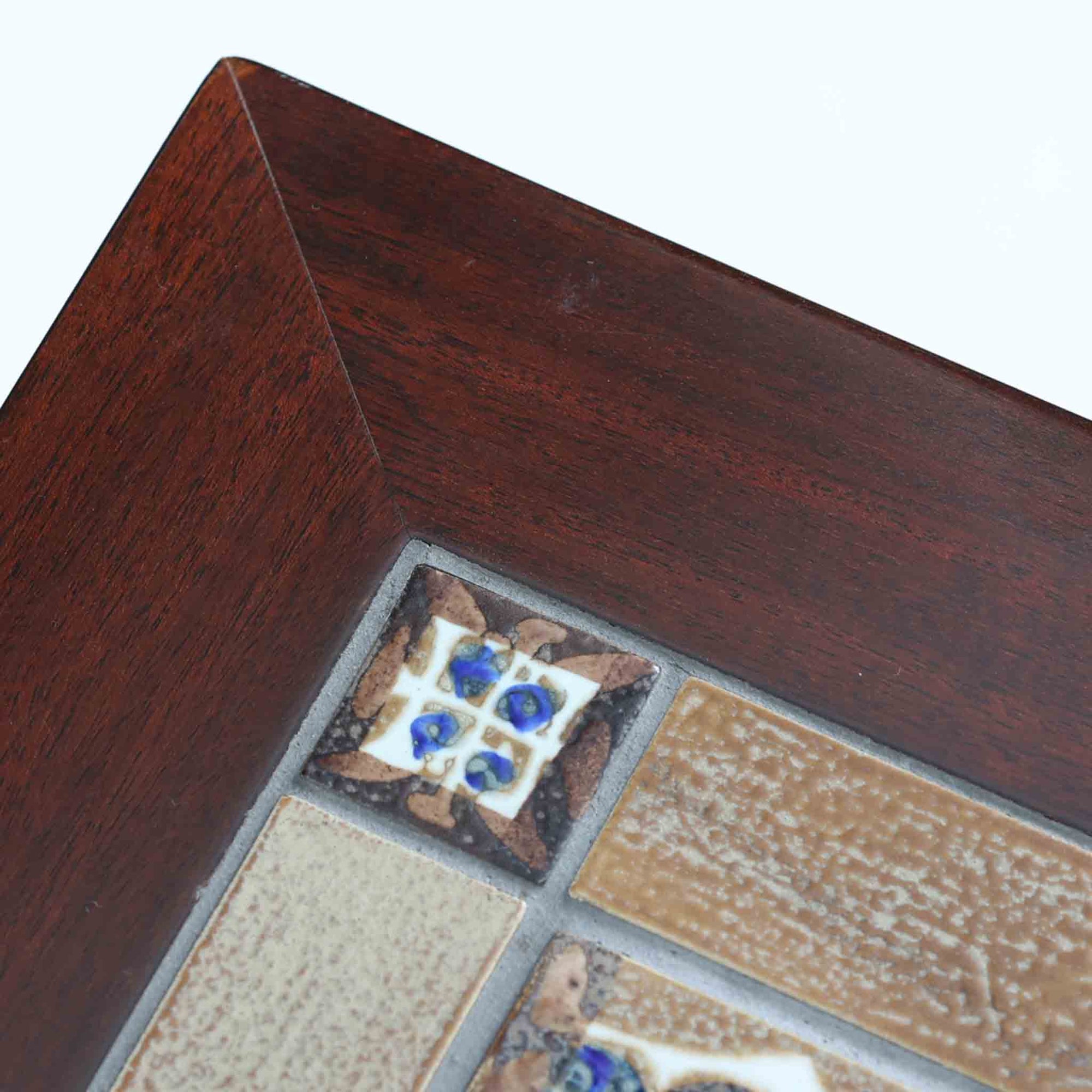 Severin Hansen Jr.によってデザインされ、Haslev社から製造されたセンターテーブルは、マホガニー材のフレームにロイヤルコペンハーゲン製Bacaシリーズのタイルをあしらった上質な一台です。精緻なカットが施された脚部と幾何学的なタイル装飾が調和し、クラフトマンシップと芸術性を兼ね備えた北欧ビンテージらしい佇まいを見せています。幅133cmのサイズ感はリビングの主役として十分な存在感を放ち、コーヒーテーブルとしてはもちろん、装飾台としてもおすすめです。