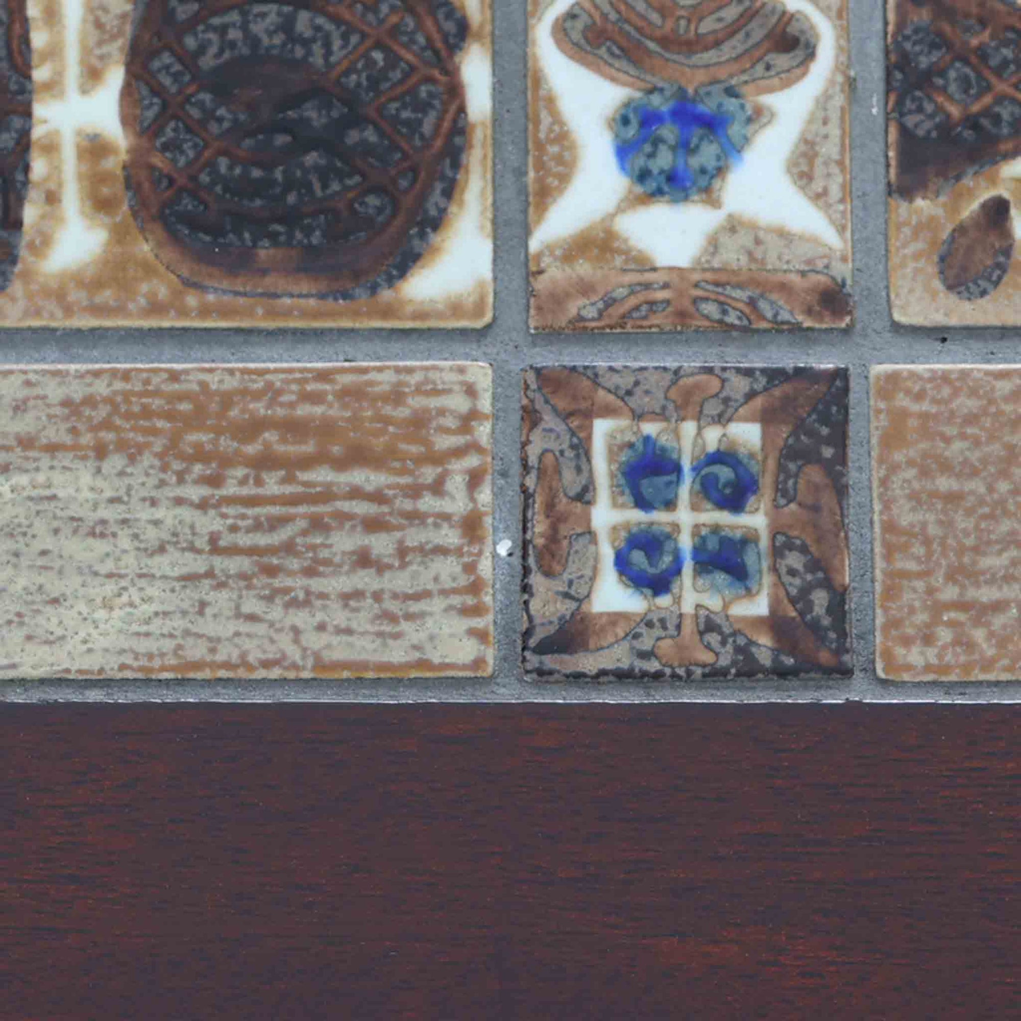 Severin Hansen Jr.によってデザインされ、Haslev社から製造されたセンターテーブルは、マホガニー材のフレームにロイヤルコペンハーゲン製Bacaシリーズのタイルをあしらった上質な一台です。精緻なカットが施された脚部と幾何学的なタイル装飾が調和し、クラフトマンシップと芸術性を兼ね備えた北欧ビンテージらしい佇まいを見せています。幅133cmのサイズ感はリビングの主役として十分な存在感を放ち、コーヒーテーブルとしてはもちろん、装飾台としてもおすすめです。