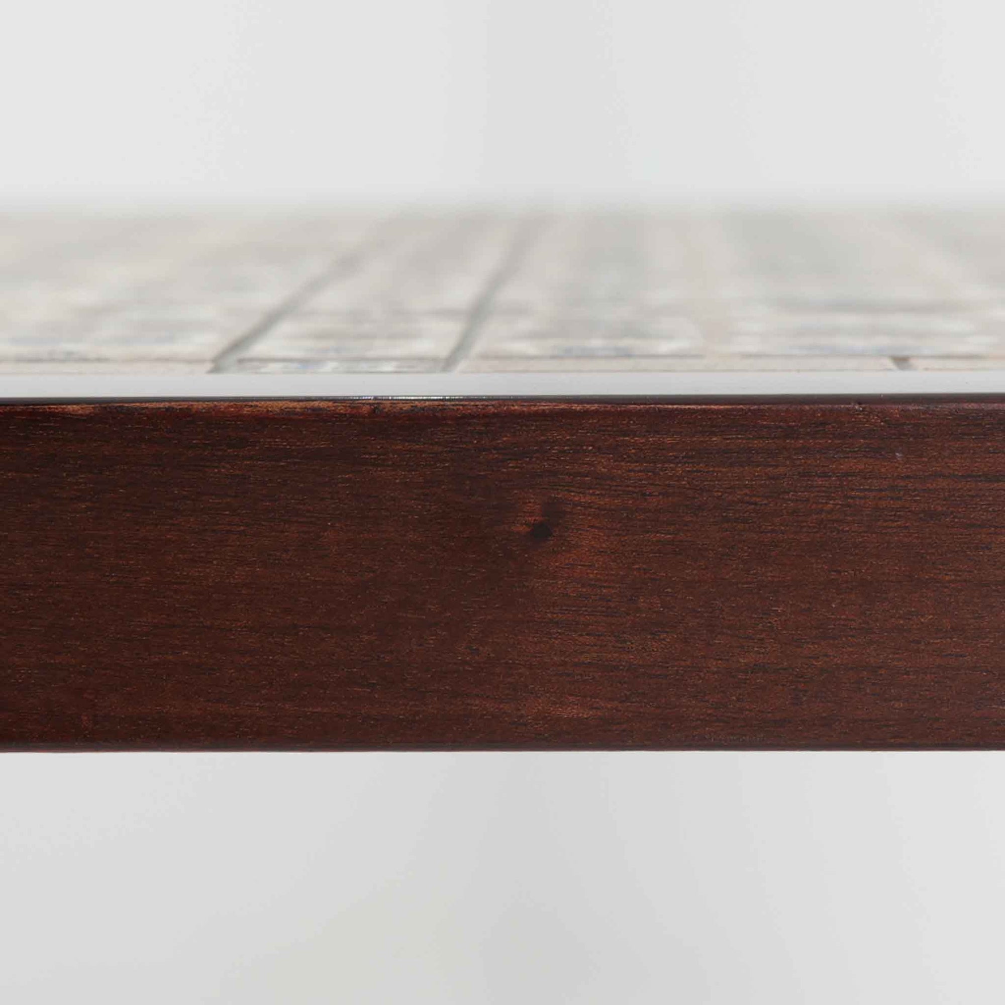 Severin Hansen Jr.によってデザインされ、Haslev社から製造されたセンターテーブルは、マホガニー材のフレームにロイヤルコペンハーゲン製Bacaシリーズのタイルをあしらった上質な一台です。精緻なカットが施された脚部と幾何学的なタイル装飾が調和し、クラフトマンシップと芸術性を兼ね備えた北欧ビンテージらしい佇まいを見せています。幅133cmのサイズ感はリビングの主役として十分な存在感を放ち、コーヒーテーブルとしてはもちろん、装飾台としてもおすすめです。