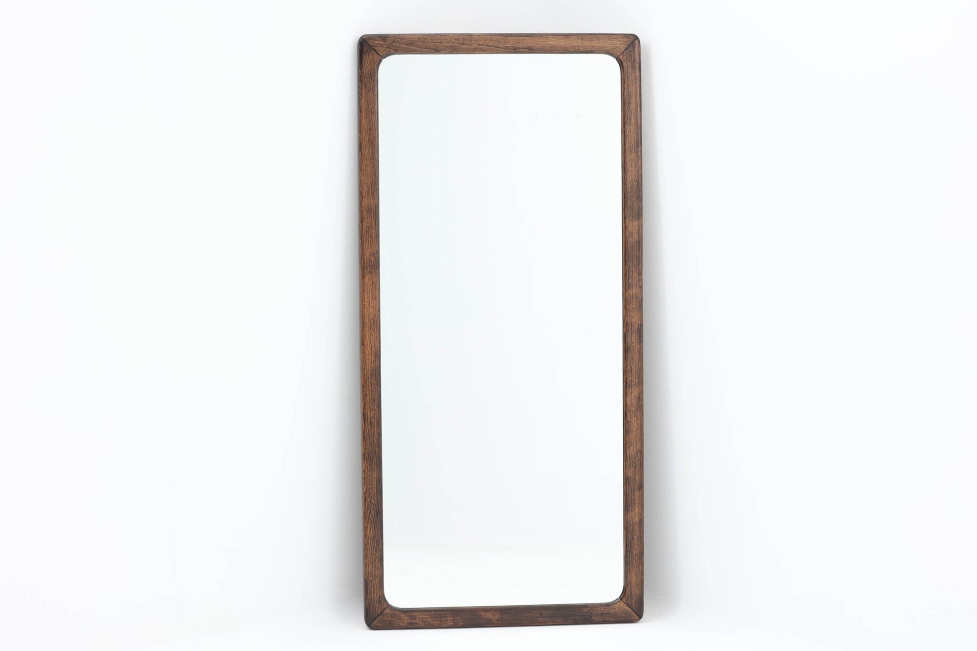 北欧より買い付けたビンテージミラーです。フレームには着色されたウッドが使用されています。
