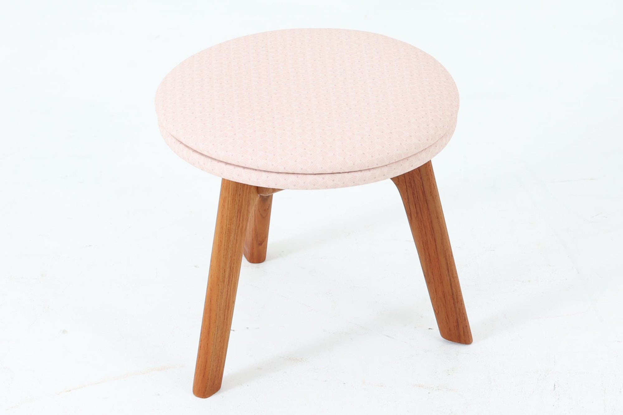 北欧より買い付けた珍しい3本脚の子供用のスツールです。フレームには上質なチーク材が使用されています。座面は汚れてもお手入れしやすい様にPVC素材で張替ました。
