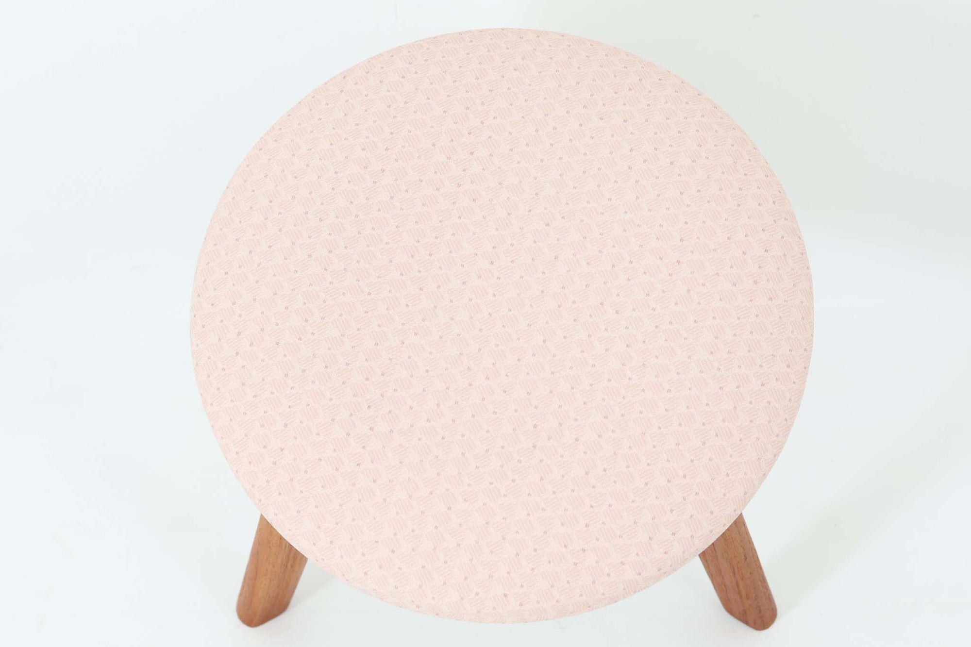 北欧より買い付けた珍しい3本脚の子供用のスツールです。フレームには上質なチーク材が使用されています。座面は汚れてもお手入れしやすい様にPVC素材で張替ました。