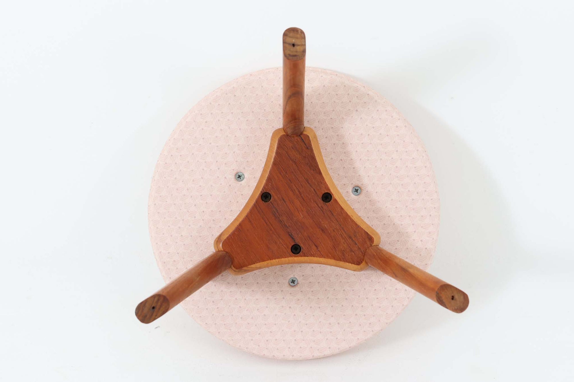 北欧より買い付けた珍しい3本脚の子供用のスツールです。フレームには上質なチーク材が使用されています。座面は汚れてもお手入れしやすい様にPVC素材で張替ました。