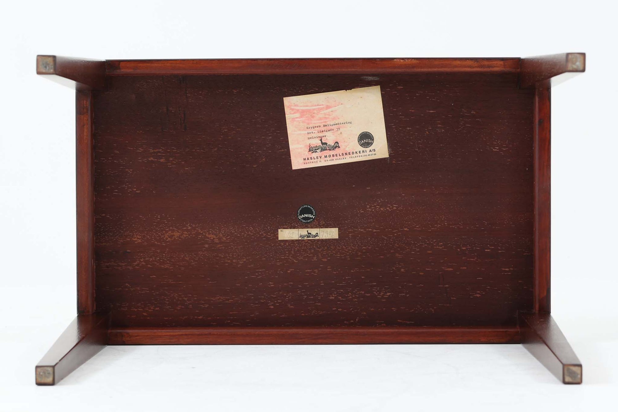 天板と脚の角はトメ加工が施されています。Severin Hansen Jr.の代表的なデザインです。スタイリッシュでマホガニー材の上質な色味が特徴で、洗練された印象を与えてくれます。