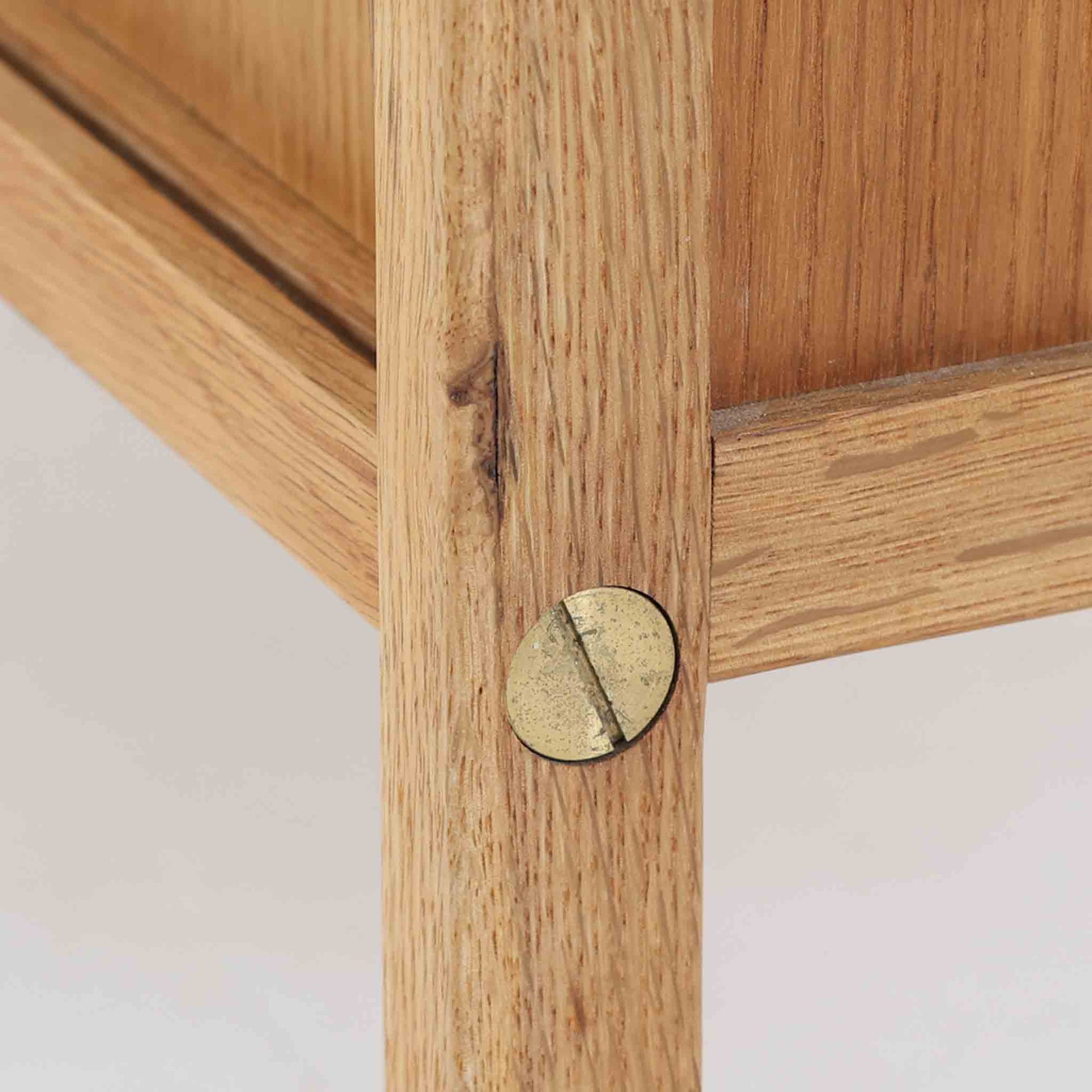 B. Fridhagenがデザインし、スウェーデンのBodafors社によって製造されたこちらのボードは、上質なオーク材を用いた小ぶりなサイズ感と、無駄を省いた洗練された意匠が魅力の一台です。スライド扉を開けると左右に仕切られた収納部が現れ、日用品や書籍の整理に最適です。細身の脚と角の立ったフレームが全体に軽やかな印象を与え、空間を圧迫せず設置できます。シンプルながらも素材の美しさと北欧らしい実用性が際立つ、希少なビンテージ家具です。