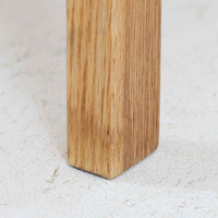 B. Fridhagenがデザインし、スウェーデンのBodafors社によって製造されたこちらのボードは、上質なオーク材を用いた小ぶりなサイズ感と、無駄を省いた洗練された意匠が魅力の一台です。スライド扉を開けると左右に仕切られた収納部が現れ、日用品や書籍の整理に最適です。細身の脚と角の立ったフレームが全体に軽やかな印象を与え、空間を圧迫せず設置できます。シンプルながらも素材の美しさと北欧らしい実用性が際立つ、希少なビンテージ家具です。