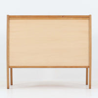 B. Fridhagenがデザインし、スウェーデンのBodafors社によって製造されたこちらのボードは、上質なオーク材を用いた小ぶりなサイズ感と、無駄を省いた洗練された意匠が魅力の一台です。スライド扉を開けると左右に仕切られた収納部が現れ、日用品や書籍の整理に最適です。細身の脚と角の立ったフレームが全体に軽やかな印象を与え、空間を圧迫せず設置できます。シンプルながらも素材の美しさと北欧らしい実用性が際立つ、希少なビンテージ家具です。