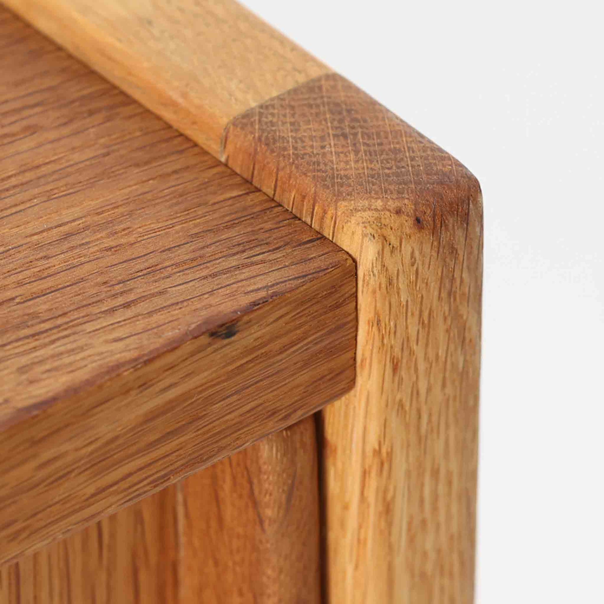 B. Fridhagenがデザインし、スウェーデンのBodafors社によって製造されたこちらのボードは、上質なオーク材を用いた小ぶりなサイズ感と、無駄を省いた洗練された意匠が魅力の一台です。スライド扉を開けると左右に仕切られた収納部が現れ、日用品や書籍の整理に最適です。細身の脚と角の立ったフレームが全体に軽やかな印象を与え、空間を圧迫せず設置できます。シンプルながらも素材の美しさと北欧らしい実用性が際立つ、希少なビンテージ家具です。