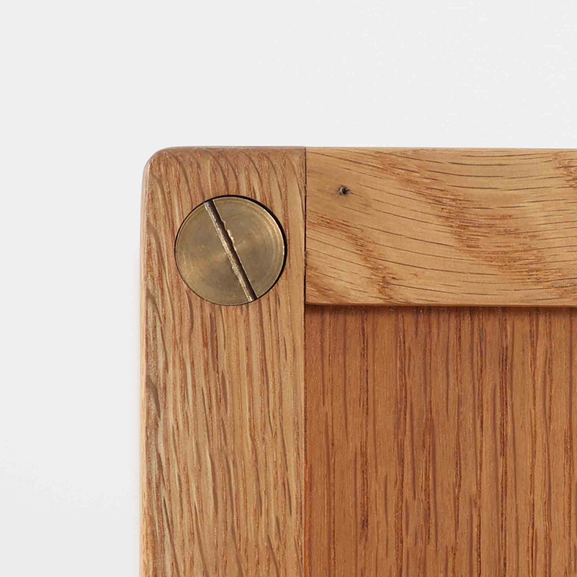 B. Fridhagenがデザインし、スウェーデンのBodafors社によって製造されたこちらのボードは、上質なオーク材を用いた小ぶりなサイズ感と、無駄を省いた洗練された意匠が魅力の一台です。スライド扉を開けると左右に仕切られた収納部が現れ、日用品や書籍の整理に最適です。細身の脚と角の立ったフレームが全体に軽やかな印象を与え、空間を圧迫せず設置できます。シンプルながらも素材の美しさと北欧らしい実用性が際立つ、希少なビンテージ家具です。