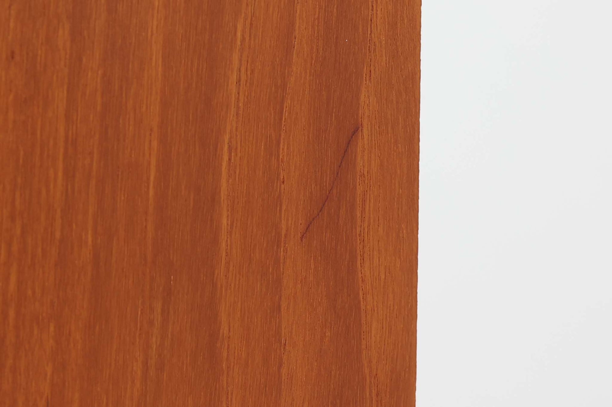 北欧より買い付けたローボードです。シンプルなフォルムで、良質なチーク材が使用されており、暖かみのある木肌が魅力的です。