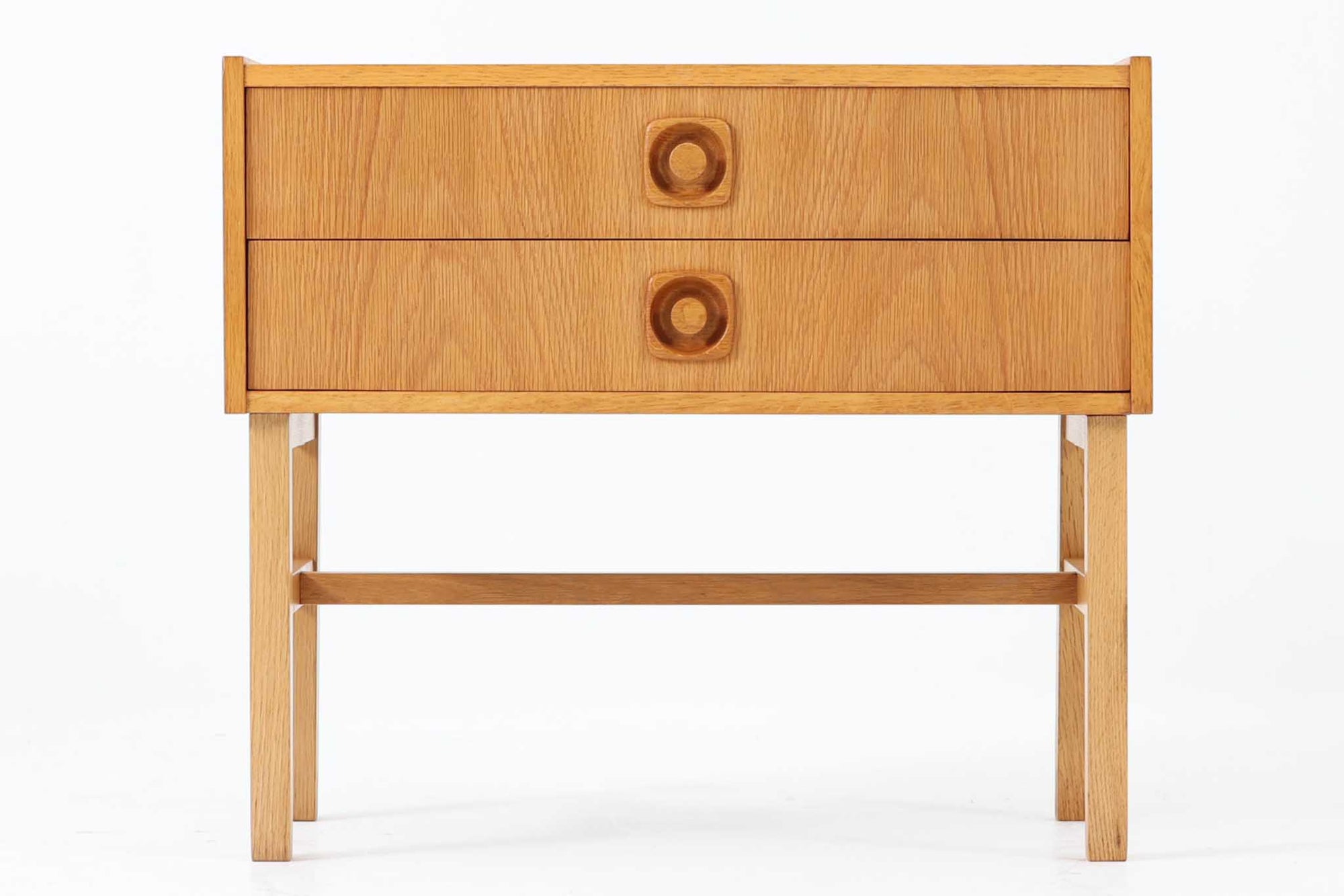 こちらのチェストはH字の伝統的な形状の脚が特徴であり、そのデザインは強度を保ちながらもスタイリッシュな印象を与えてくれます。ナチュラルなオーク材が使用されており上品な雰囲気です。