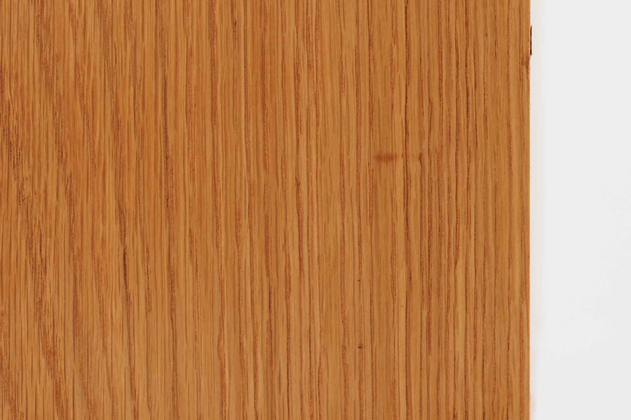 こちらのチェストはH字の伝統的な形状の脚が特徴であり、そのデザインは強度を保ちながらもスタイリッシュな印象を与えてくれます。ナチュラルなオーク材が使用されており上品な雰囲気です。