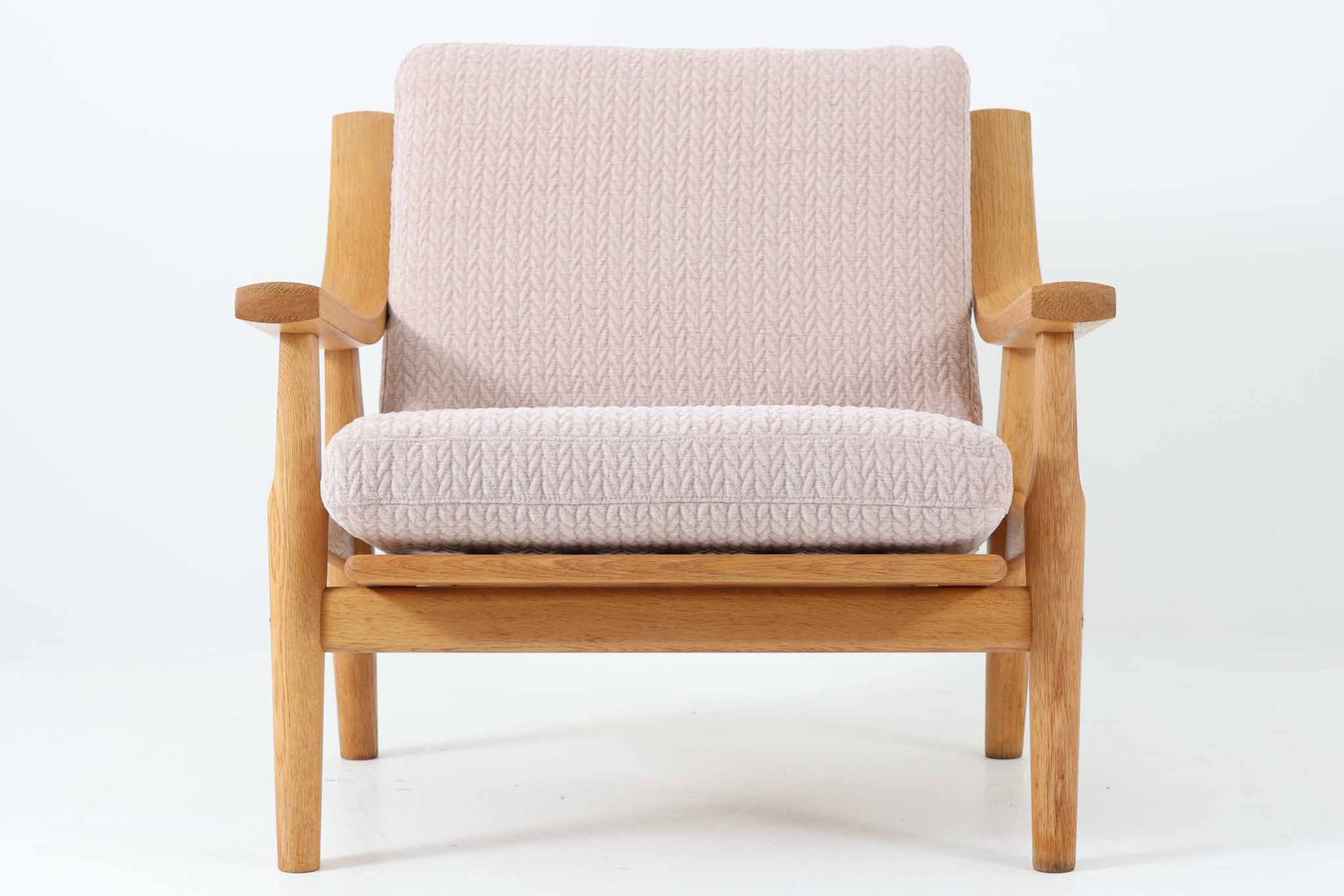北欧より買い付けた「GE530」シングルソファです。背面から伸びる滑らかなアームが特徴的です。座面はラバーベルトが使用され、座面はラバーベルトが使用され、クッションはウレタンのみでスプリングは内包されていません。このため、ウェグナーのソファの中でも柔らかい座り心地です。本体には上質なオーク材が使われており、そのナチュラルな色合いは日本の家屋とも調和します。