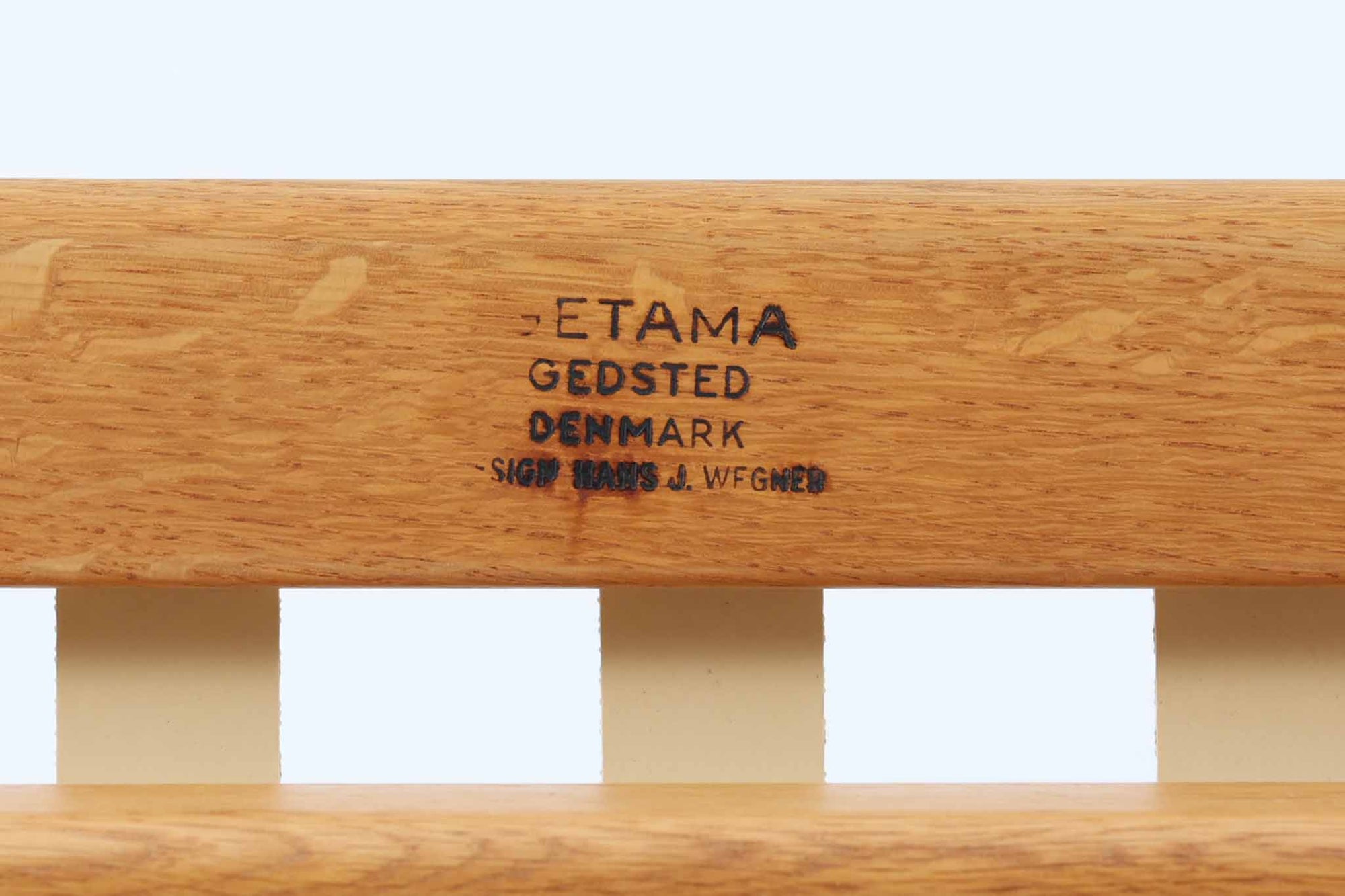 北欧より買い付けた「GE530」シングルソファです。背面から伸びる滑らかなアームが特徴的です。座面はラバーベルトが使用され、座面はラバーベルトが使用され、クッションはウレタンのみでスプリングは内包されていません。このため、ウェグナーのソファの中でも柔らかい座り心地です。本体には上質なオーク材が使われており、そのナチュラルな色合いは日本の家屋とも調和します。