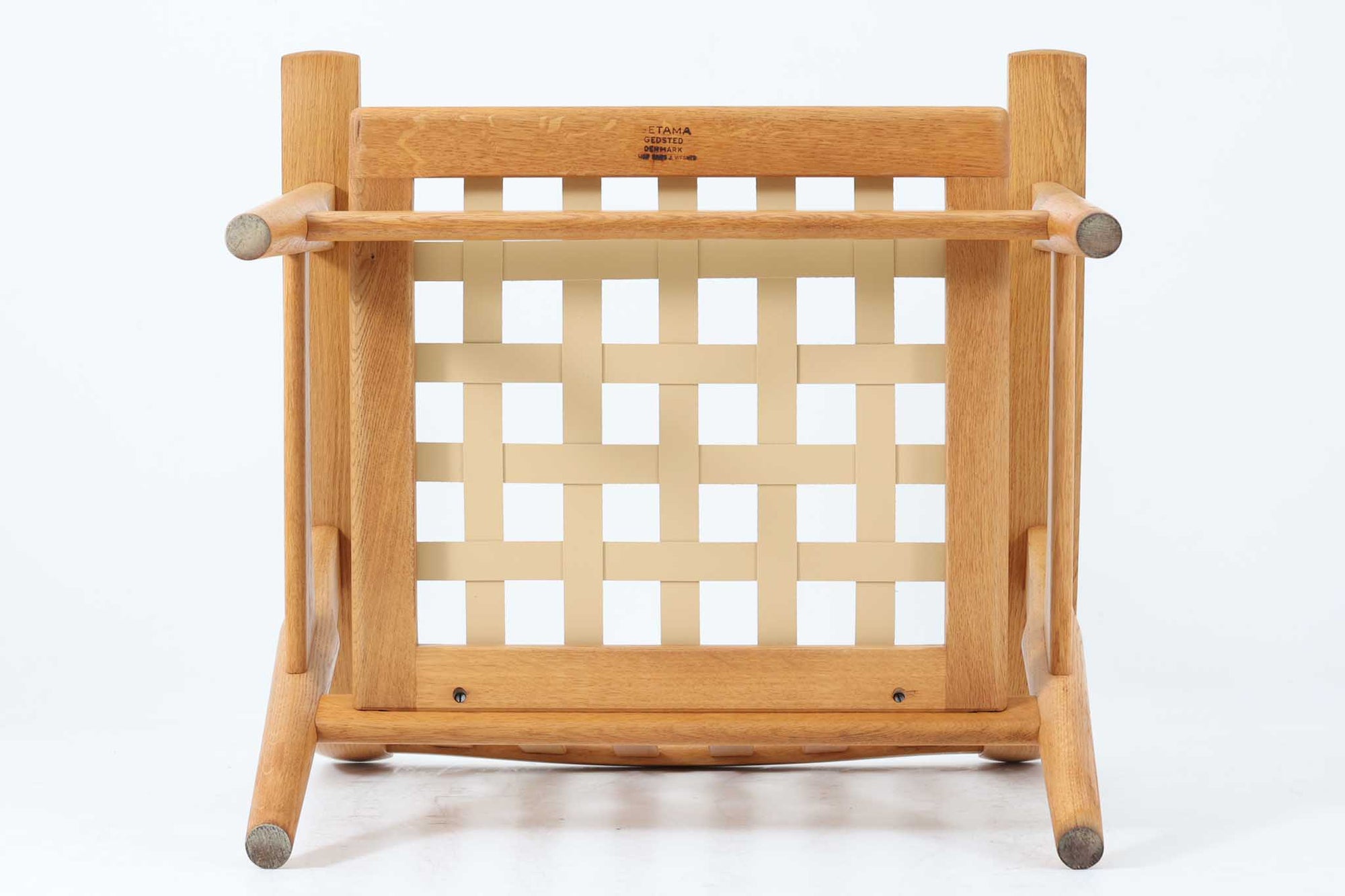 北欧より買い付けた「GE530」シングルソファです。背面から伸びる滑らかなアームが特徴的です。座面はラバーベルトが使用され、座面はラバーベルトが使用され、クッションはウレタンのみでスプリングは内包されていません。このため、ウェグナーのソファの中でも柔らかい座り心地です。本体には上質なオーク材が使われており、そのナチュラルな色合いは日本の家屋とも調和します。