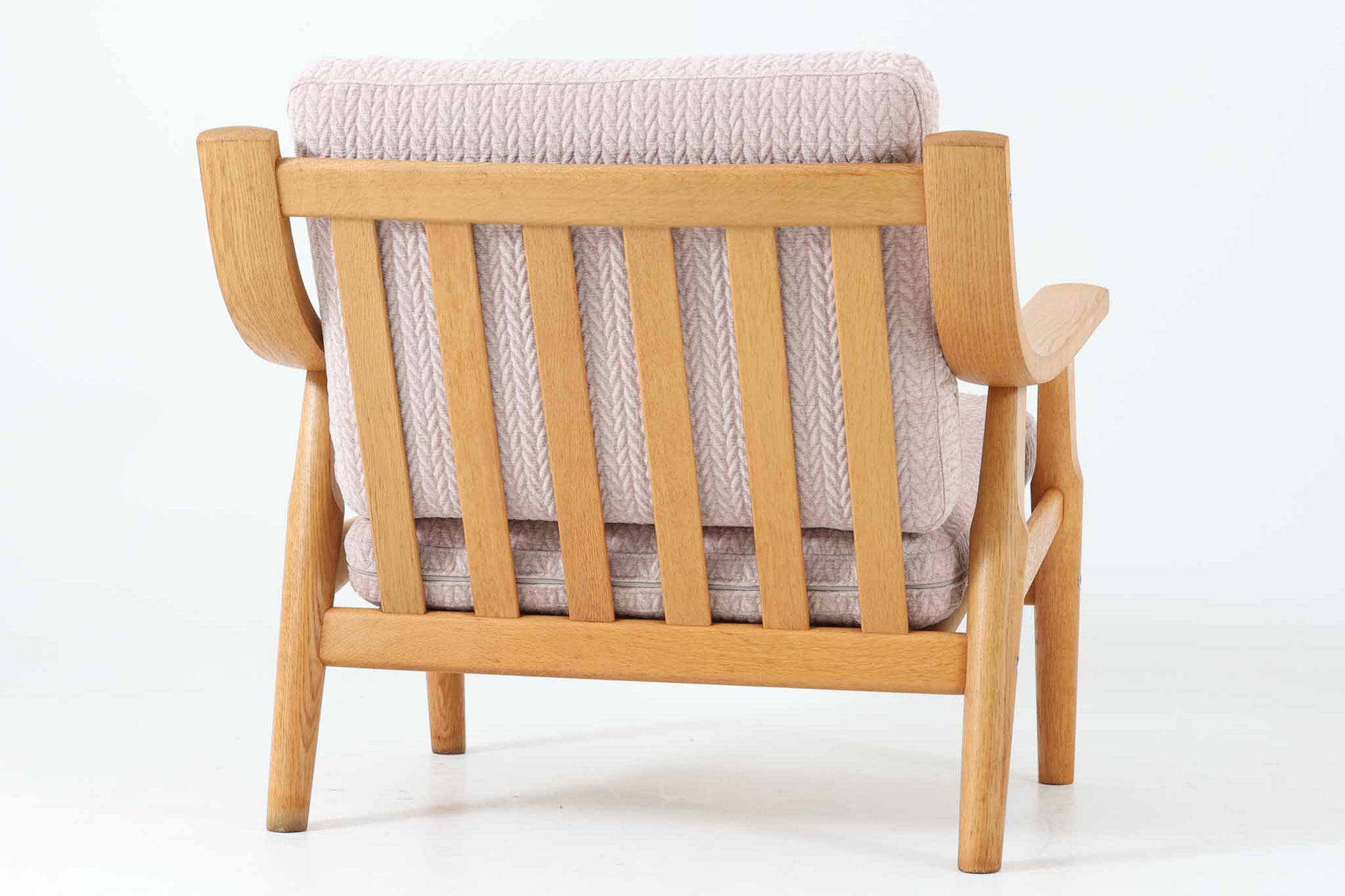 北欧より買い付けた「GE530」シングルソファです。背面から伸びる滑らかなアームが特徴的です。座面はラバーベルトが使用され、座面はラバーベルトが使用され、クッションはウレタンのみでスプリングは内包されていません。このため、ウェグナーのソファの中でも柔らかい座り心地です。本体には上質なオーク材が使われており、そのナチュラルな色合いは日本の家屋とも調和します。