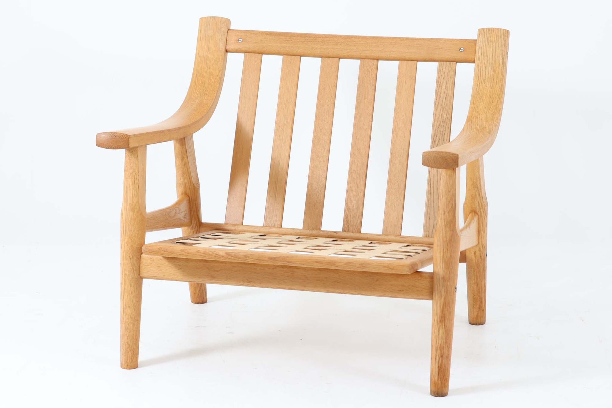 北欧より買い付けた「GE530」シングルソファです。背面から伸びる滑らかなアームが特徴的です。座面はラバーベルトが使用され、座面はラバーベルトが使用され、クッションはウレタンのみでスプリングは内包されていません。このため、ウェグナーのソファの中でも柔らかい座り心地です。本体には上質なオーク材が使われており、そのナチュラルな色合いは日本の家屋とも調和します。