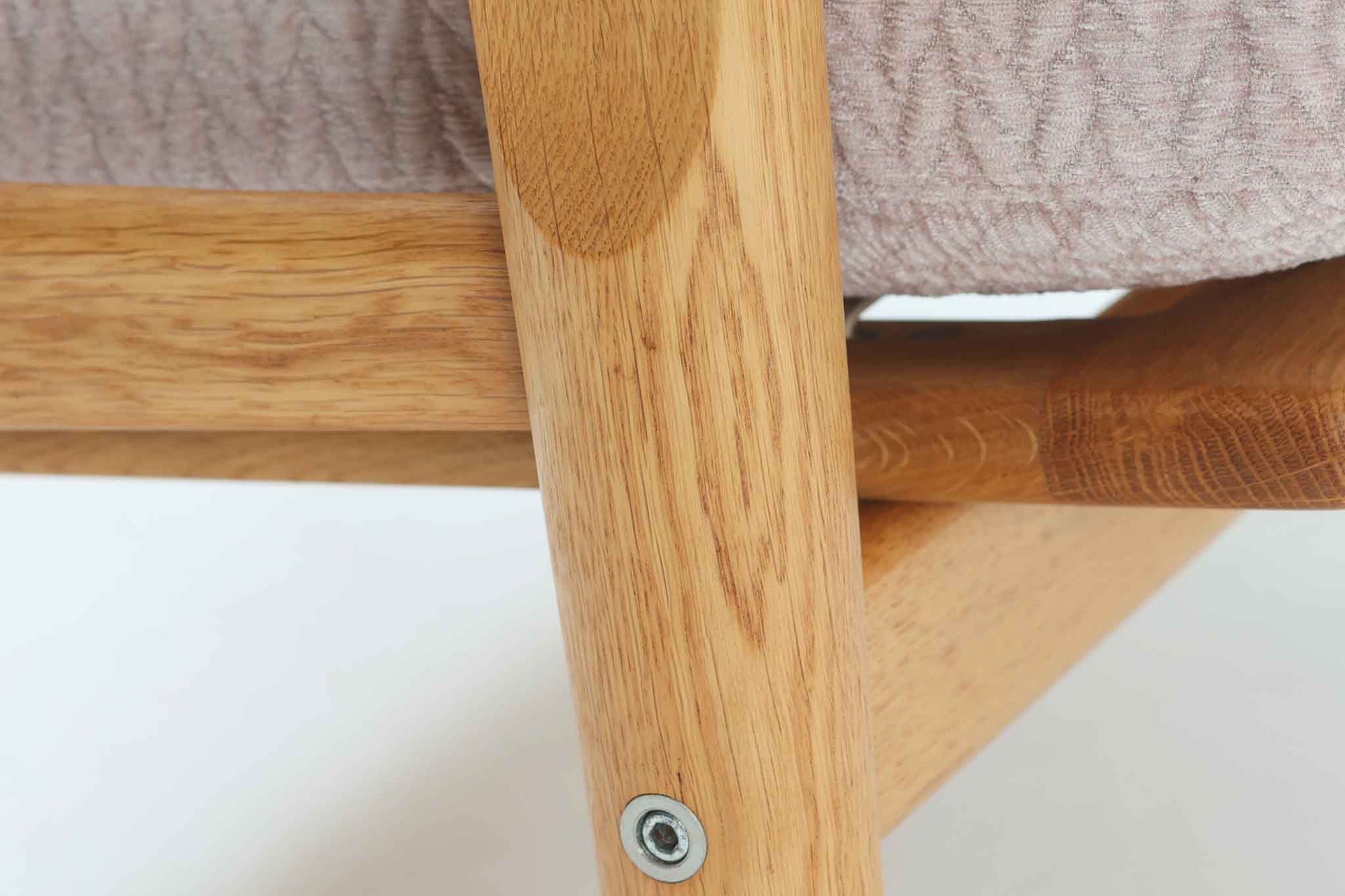 北欧より買い付けた「GE530」シングルソファです。背面から伸びる滑らかなアームが特徴的です。座面はラバーベルトが使用され、座面はラバーベルトが使用され、クッションはウレタンのみでスプリングは内包されていません。このため、ウェグナーのソファの中でも柔らかい座り心地です。本体には上質なオーク材が使われており、そのナチュラルな色合いは日本の家屋とも調和します。