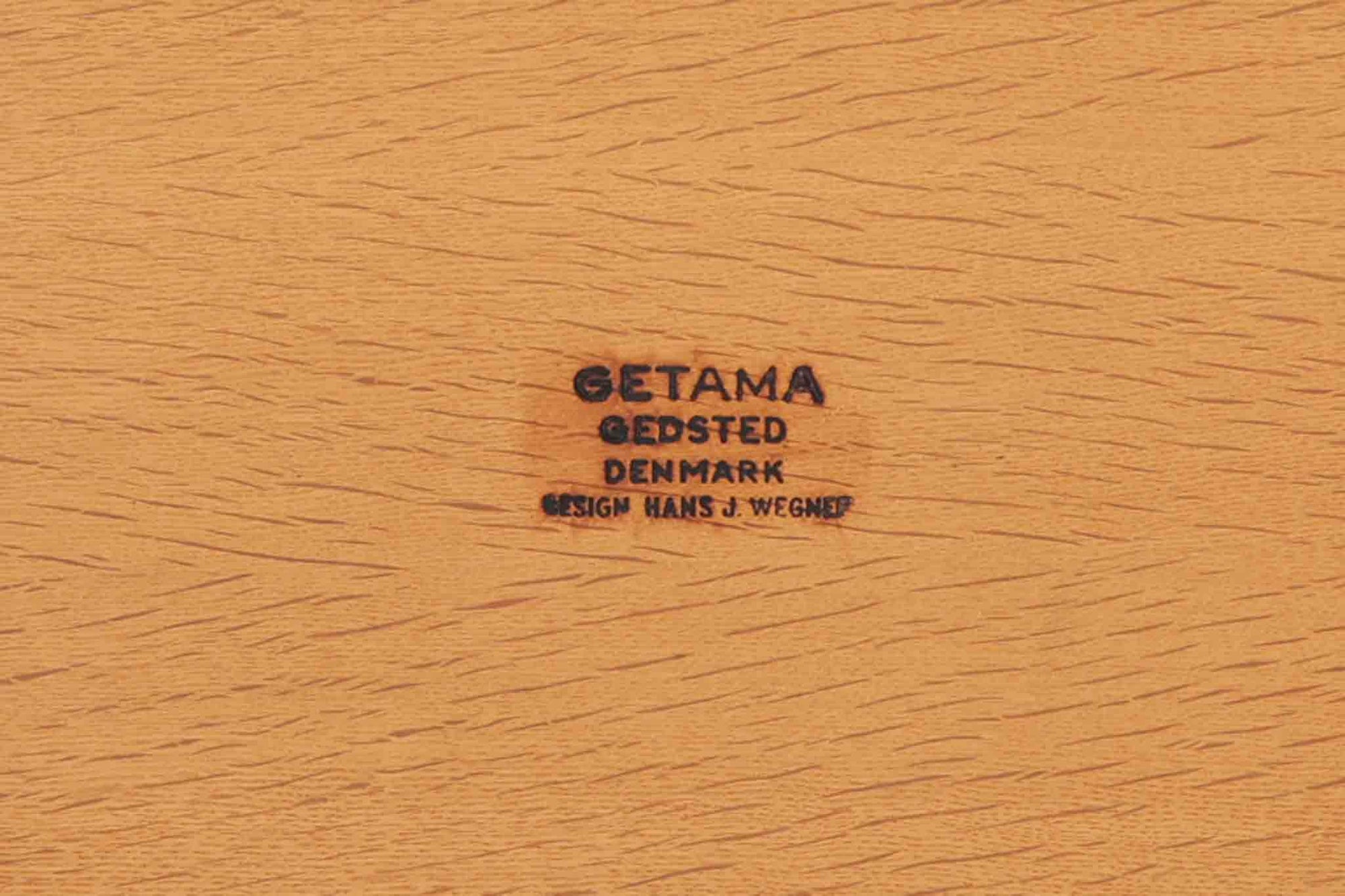 北欧より買い付けた、「GE530」オットマンです。クッションはウレタンのみでスプリングは内包されていません。このため、ウェグナーのソファの中でも柔らかい座り心地です。本体には上質なオーク材が使われており、そのナチュラルな色合いは日本の家屋とも調和します。