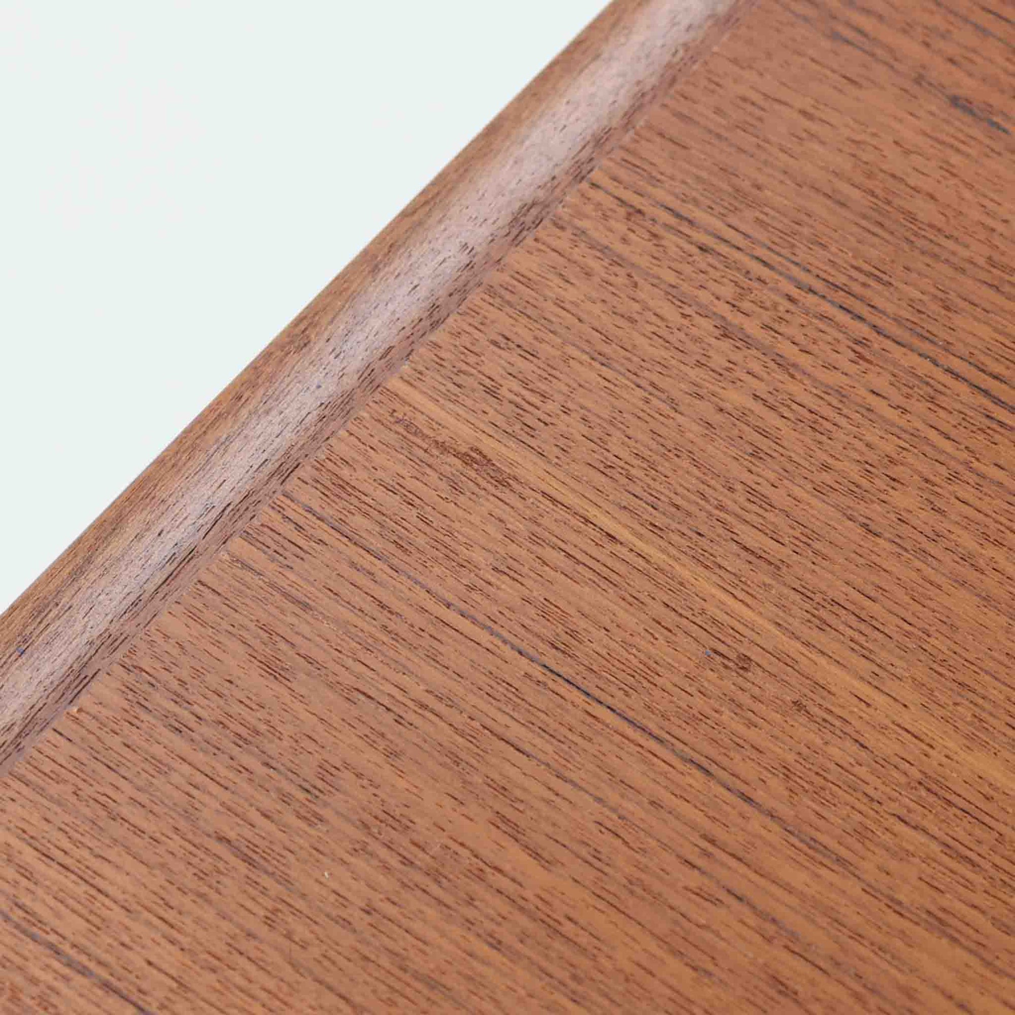 デンマーク製のエクステンションダイニングテーブルです。上質なチーク材が使用されており、木目の美しさと経年による深みのある色合いが魅力です。両サイドに拡張板を備え、幅128cmから最大231cmまで伸長可能で、シーンに応じて柔軟に対応できます。シンプルで端正なフォルムと細身の丸脚が軽やかな印象を与え、ダイニングの中心として存在感を放ちます。普段はコンパクトに、来客時にはゆったりと使える実用性に優れたビンテージ家具です。