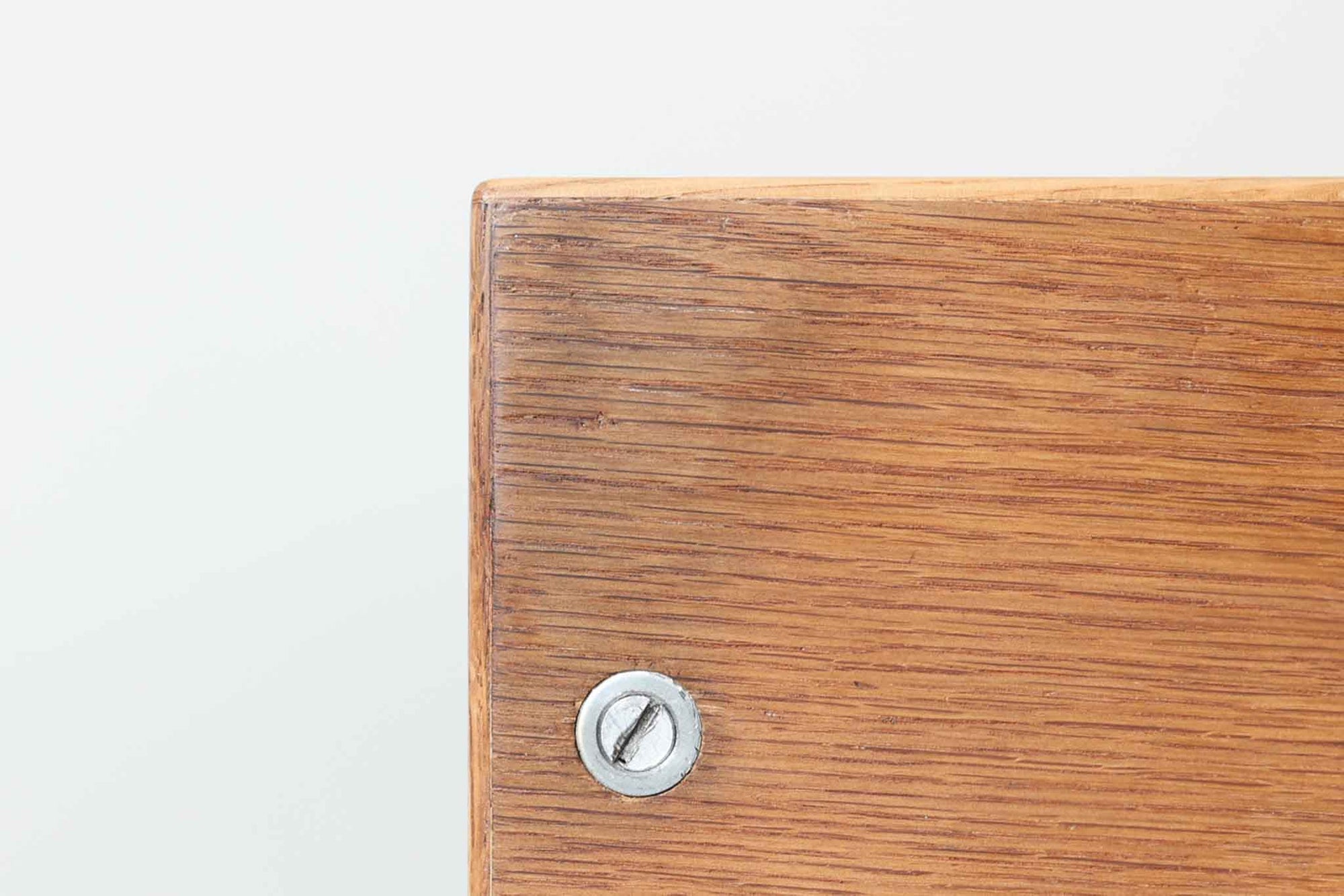 デンマークを代表する家具デザイナー、ハンス・J・ウェグナーによるデザインのデイベッド。シンプルで洗練されたフォルムと機能美が融合した、GATAmA社製の北欧ビンテージ家具です。フレームには経年により色味が濃くなったオーク材が使用され、優しい木の風合いが感じられる仕上がり。クッションは新しく張り替えており、快適な座り心地を提供します。背もたれ部分はスムーズに動かせる仕様で、簡単にデイベッドとして使用可能。リビングのソファとしてはもちろん、ゲスト用のベッドとしても活躍します。北欧デザインらしいミニマルで実用的な構造が特徴で、どんな空間にも馴染みやすい一台です。