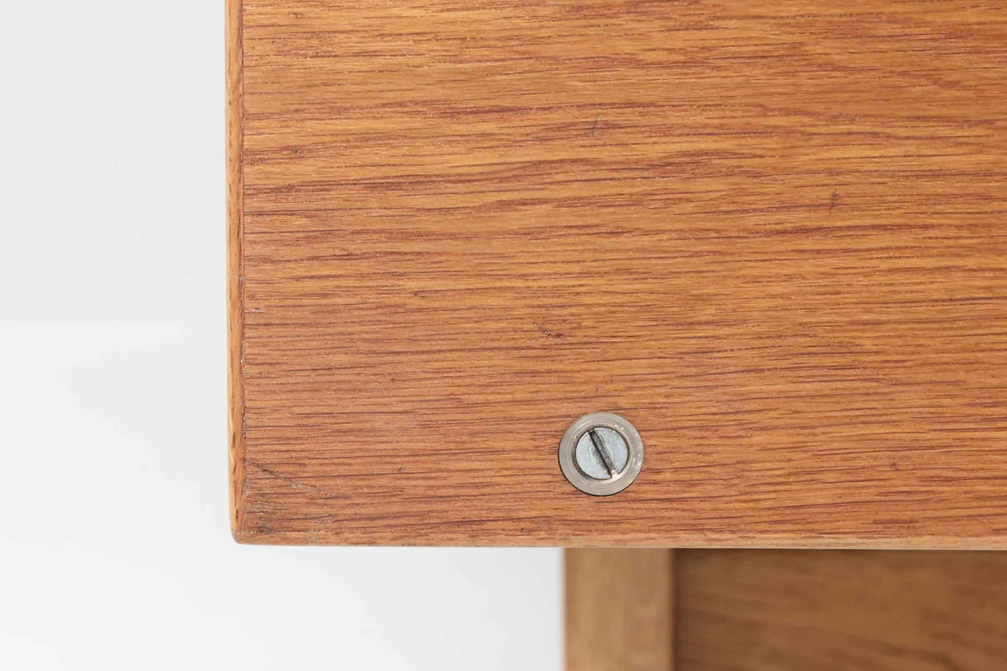 デンマークを代表する家具デザイナー、ハンス・J・ウェグナーによるデザインのデイベッド。シンプルで洗練されたフォルムと機能美が融合した、GATAmA社製の北欧ビンテージ家具です。フレームには経年により色味が濃くなったオーク材が使用され、優しい木の風合いが感じられる仕上がり。クッションは新しく張り替えており、快適な座り心地を提供します。背もたれ部分はスムーズに動かせる仕様で、簡単にデイベッドとして使用可能。リビングのソファとしてはもちろん、ゲスト用のベッドとしても活躍します。北欧デザインらしいミニマルで実用的な構造が特徴で、どんな空間にも馴染みやすい一台です。