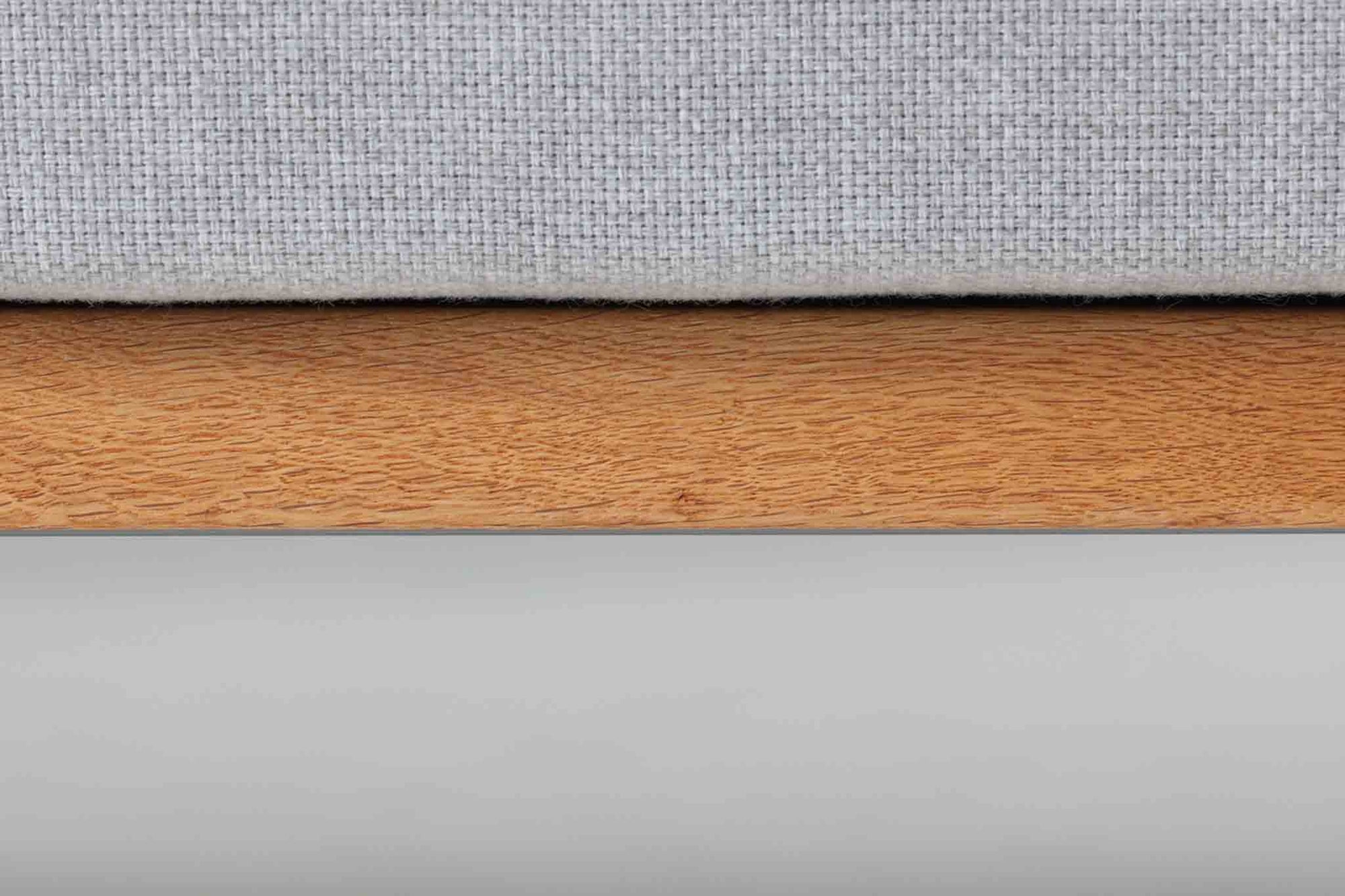 デンマークを代表する家具デザイナー、ハンス・J・ウェグナーによるデザインのデイベッド。シンプルで洗練されたフォルムと機能美が融合した、GATAmA社製の北欧ビンテージ家具です。フレームには経年により色味が濃くなったオーク材が使用され、優しい木の風合いが感じられる仕上がり。クッションは新しく張り替えており、快適な座り心地を提供します。背もたれ部分はスムーズに動かせる仕様で、簡単にデイベッドとして使用可能。リビングのソファとしてはもちろん、ゲスト用のベッドとしても活躍します。北欧デザインらしいミニマルで実用的な構造が特徴で、どんな空間にも馴染みやすい一台です。