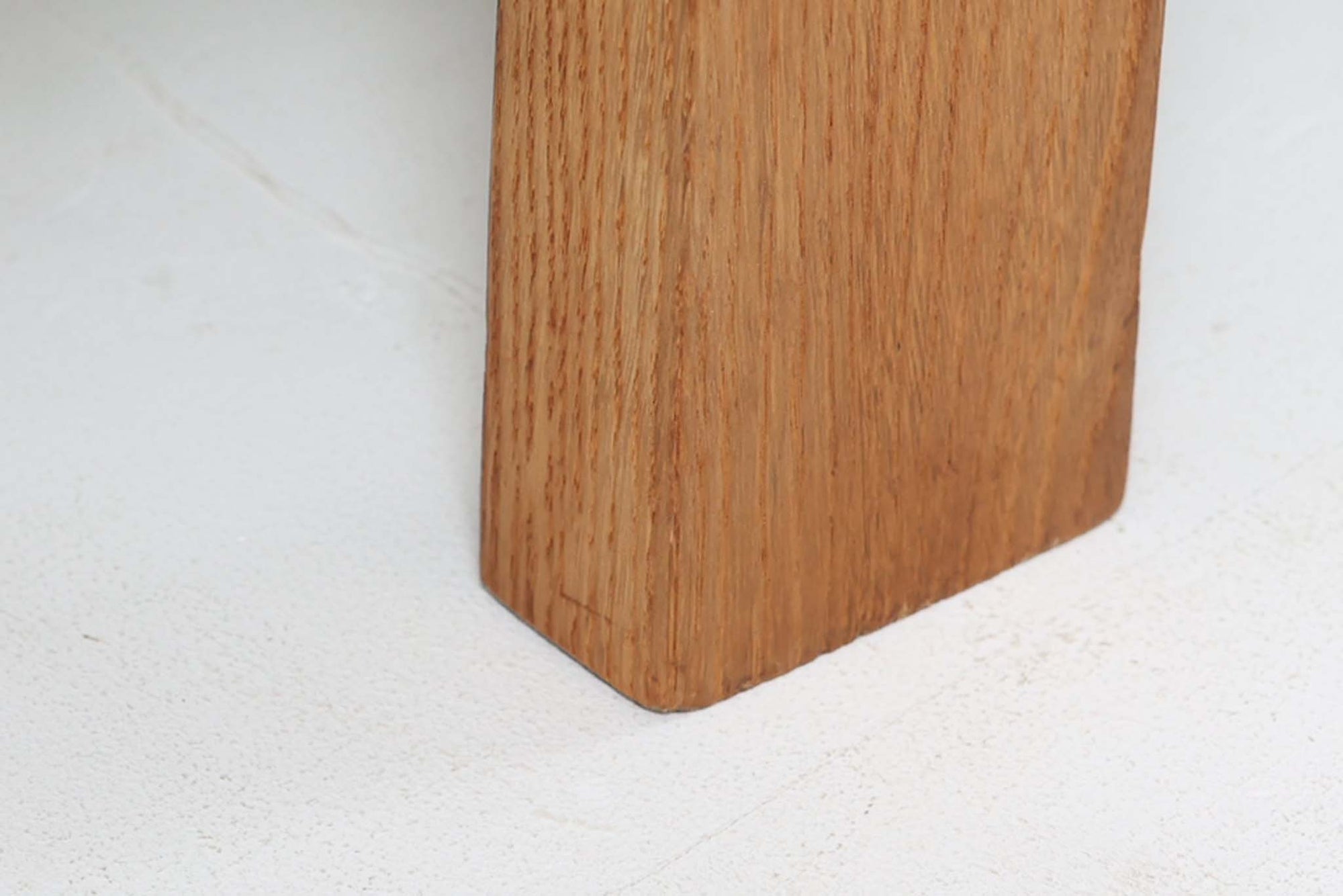 デンマークを代表する家具デザイナー、ハンス・J・ウェグナーによるデザインのデイベッド。シンプルで洗練されたフォルムと機能美が融合した、GATAmA社製の北欧ビンテージ家具です。フレームには経年により色味が濃くなったオーク材が使用され、優しい木の風合いが感じられる仕上がり。クッションは新しく張り替えており、快適な座り心地を提供します。背もたれ部分はスムーズに動かせる仕様で、簡単にデイベッドとして使用可能。リビングのソファとしてはもちろん、ゲスト用のベッドとしても活躍します。北欧デザインらしいミニマルで実用的な構造が特徴で、どんな空間にも馴染みやすい一台です。