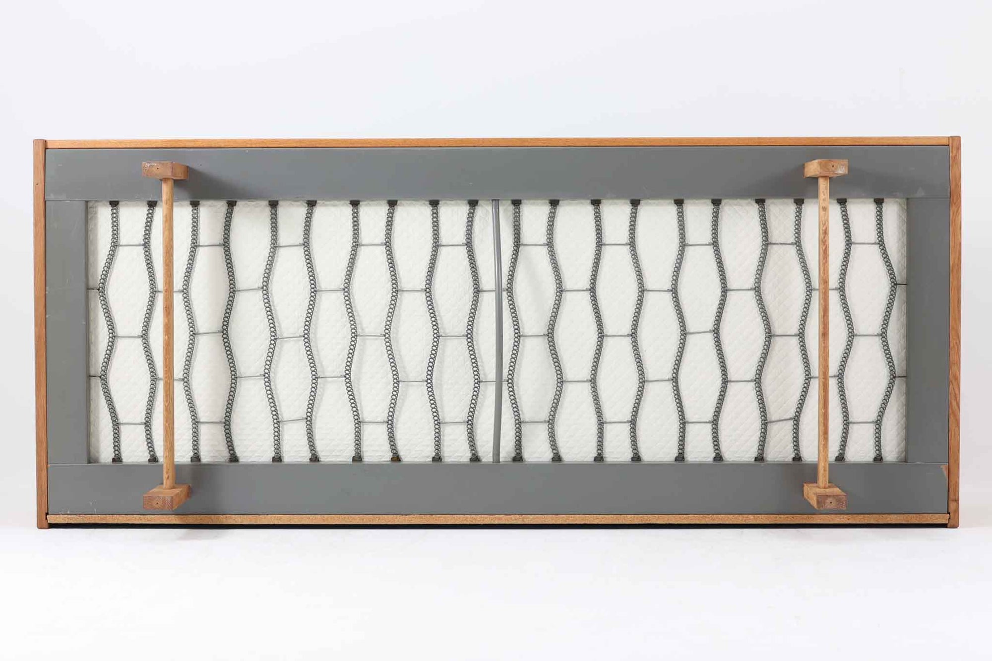 デンマークを代表する家具デザイナー、ハンス・J・ウェグナーによるデザインのデイベッド。シンプルで洗練されたフォルムと機能美が融合した、GATAmA社製の北欧ビンテージ家具です。フレームには経年により色味が濃くなったオーク材が使用され、優しい木の風合いが感じられる仕上がり。クッションは新しく張り替えており、快適な座り心地を提供します。背もたれ部分はスムーズに動かせる仕様で、簡単にデイベッドとして使用可能。リビングのソファとしてはもちろん、ゲスト用のベッドとしても活躍します。北欧デザインらしいミニマルで実用的な構造が特徴で、どんな空間にも馴染みやすい一台です。