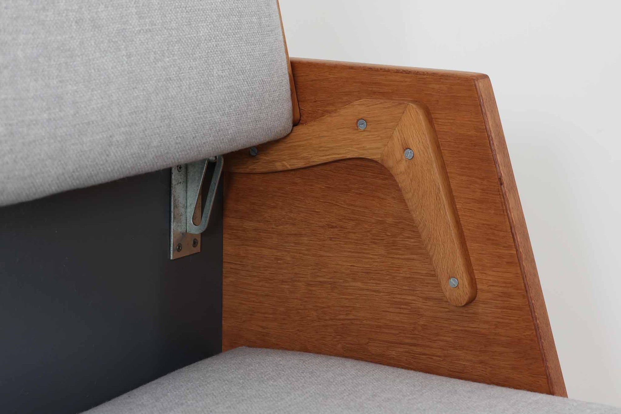 デンマークを代表する家具デザイナー、ハンス・J・ウェグナーによるデザインのデイベッド。シンプルで洗練されたフォルムと機能美が融合した、GATAmA社製の北欧ビンテージ家具です。フレームには経年により色味が濃くなったオーク材が使用され、優しい木の風合いが感じられる仕上がり。クッションは新しく張り替えており、快適な座り心地を提供します。背もたれ部分はスムーズに動かせる仕様で、簡単にデイベッドとして使用可能。リビングのソファとしてはもちろん、ゲスト用のベッドとしても活躍します。北欧デザインらしいミニマルで実用的な構造が特徴で、どんな空間にも馴染みやすい一台です。