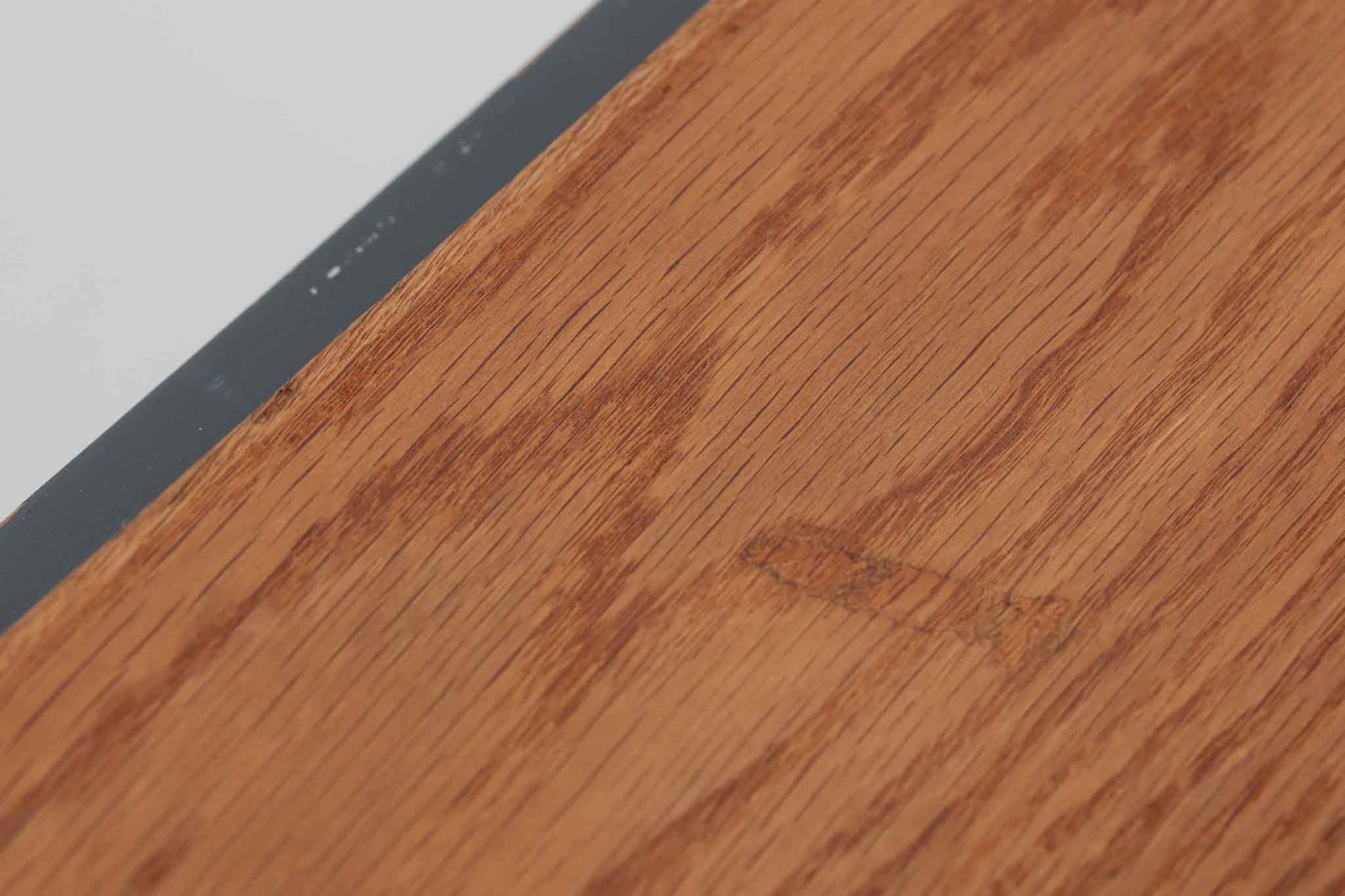 デンマークを代表する家具デザイナー、ハンス・J・ウェグナーによるデザインのデイベッド。シンプルで洗練されたフォルムと機能美が融合した、GATAmA社製の北欧ビンテージ家具です。フレームには経年により色味が濃くなったオーク材が使用され、優しい木の風合いが感じられる仕上がり。クッションは新しく張り替えており、快適な座り心地を提供します。背もたれ部分はスムーズに動かせる仕様で、簡単にデイベッドとして使用可能。リビングのソファとしてはもちろん、ゲスト用のベッドとしても活躍します。北欧デザインらしいミニマルで実用的な構造が特徴で、どんな空間にも馴染みやすい一台です。