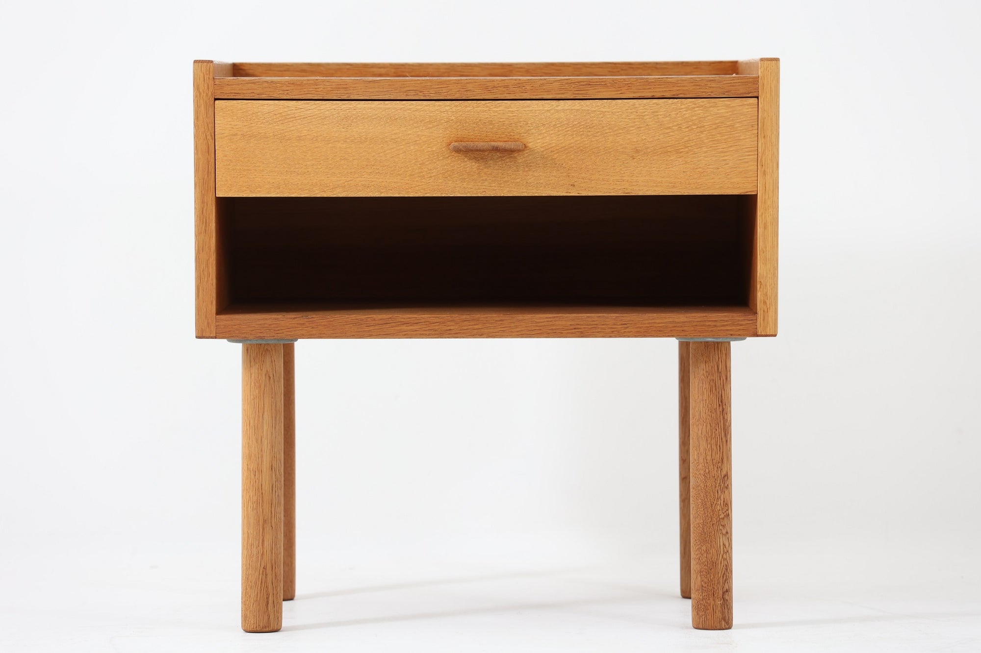 オーク材が使用されたシンプルなベッドサイドテーブルです。"Wegner"によってデザインされ、"RY mobler社"によって製造された当時の物です。引き出し内部に「DANISH」のロゴプレートがございます。