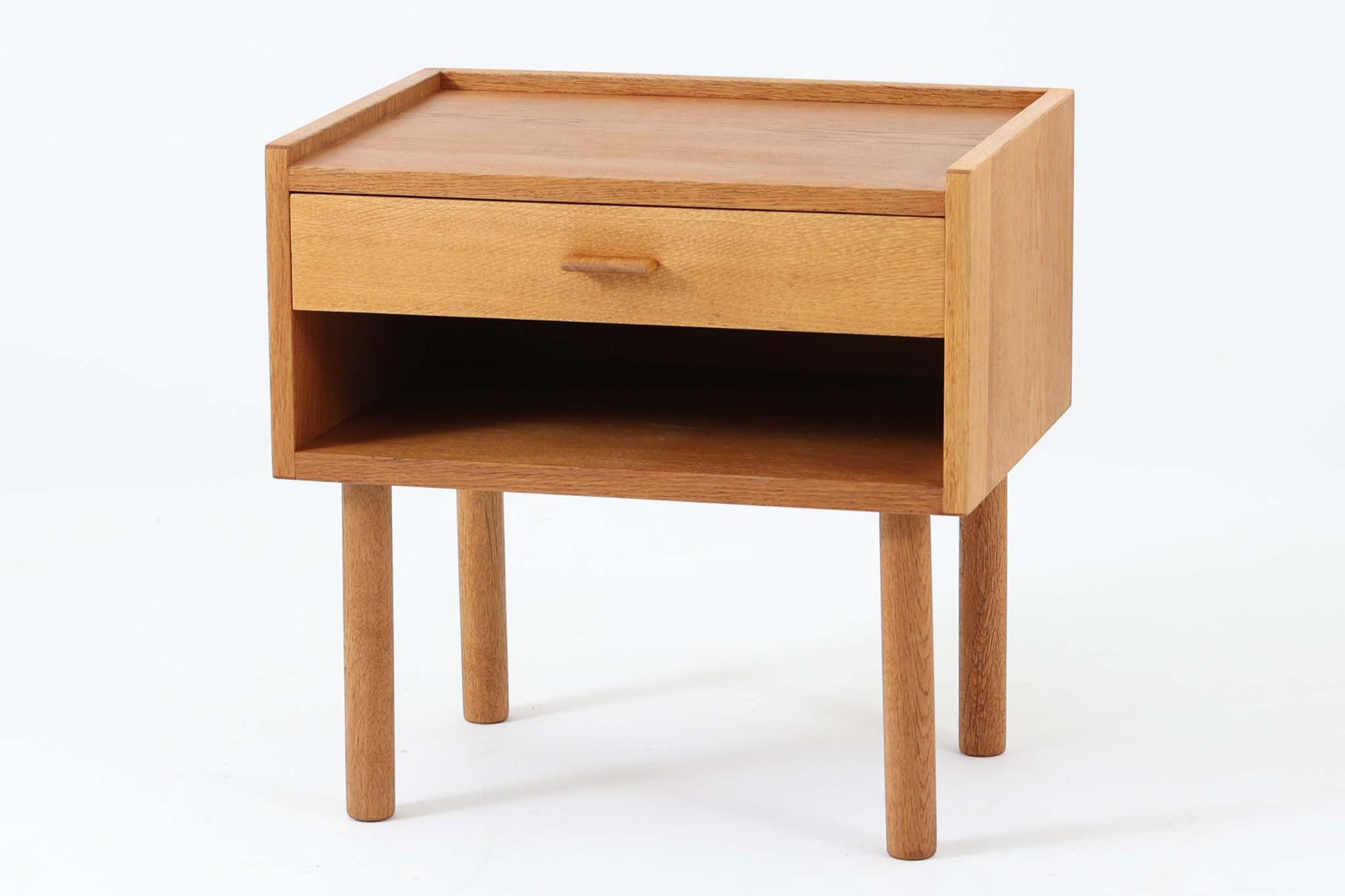 オーク材が使用されたシンプルなベッドサイドテーブルです。"Wegner"によってデザインされ、"RY mobler社"によって製造された当時の物です。引き出し内部に「DANISH」のロゴプレートがございます。