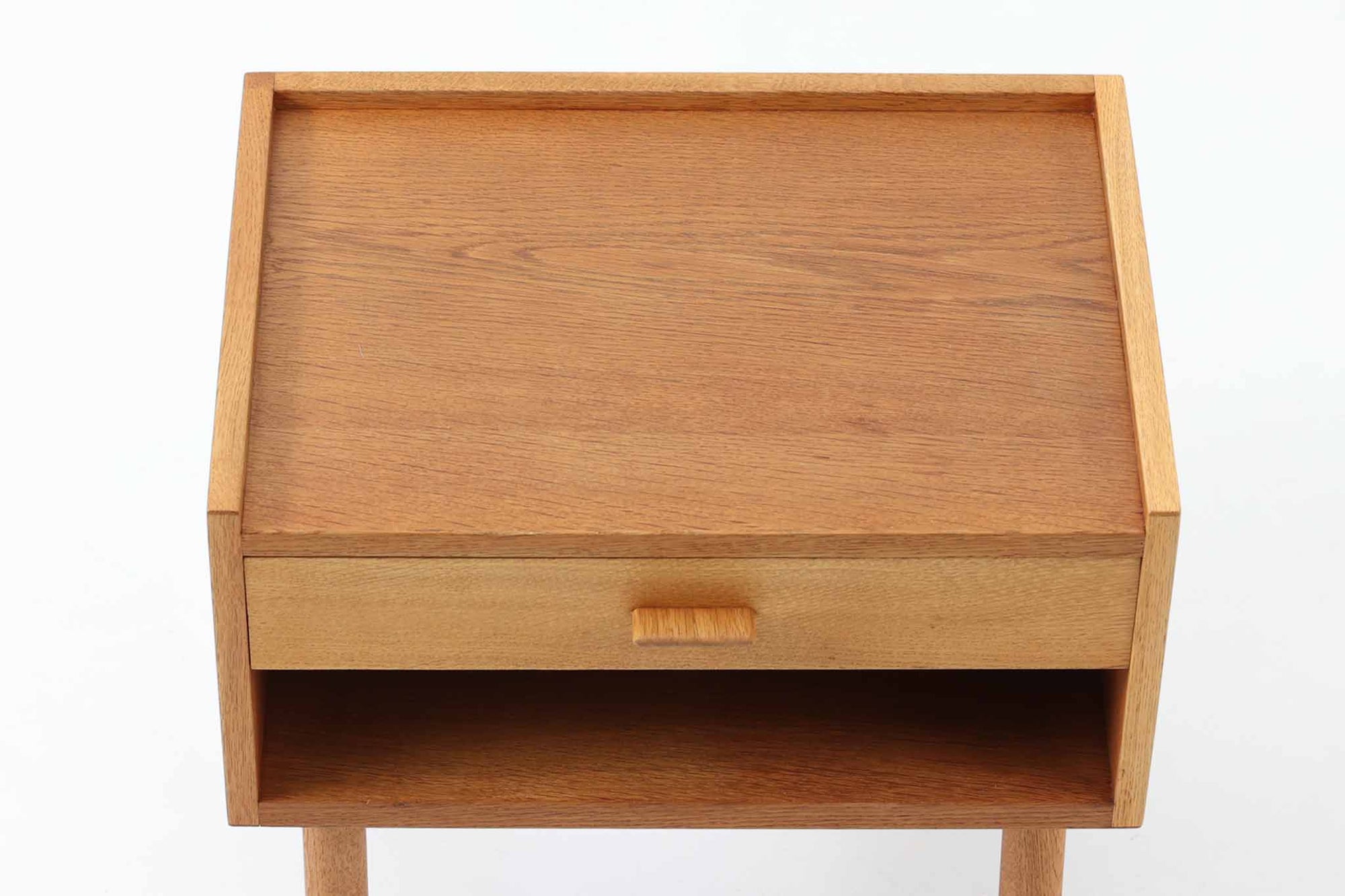 オーク材が使用されたシンプルなベッドサイドテーブルです。"Wegner"によってデザインされ、"RY mobler社"によって製造された当時の物です。引き出し内部に「DANISH」のロゴプレートがございます。