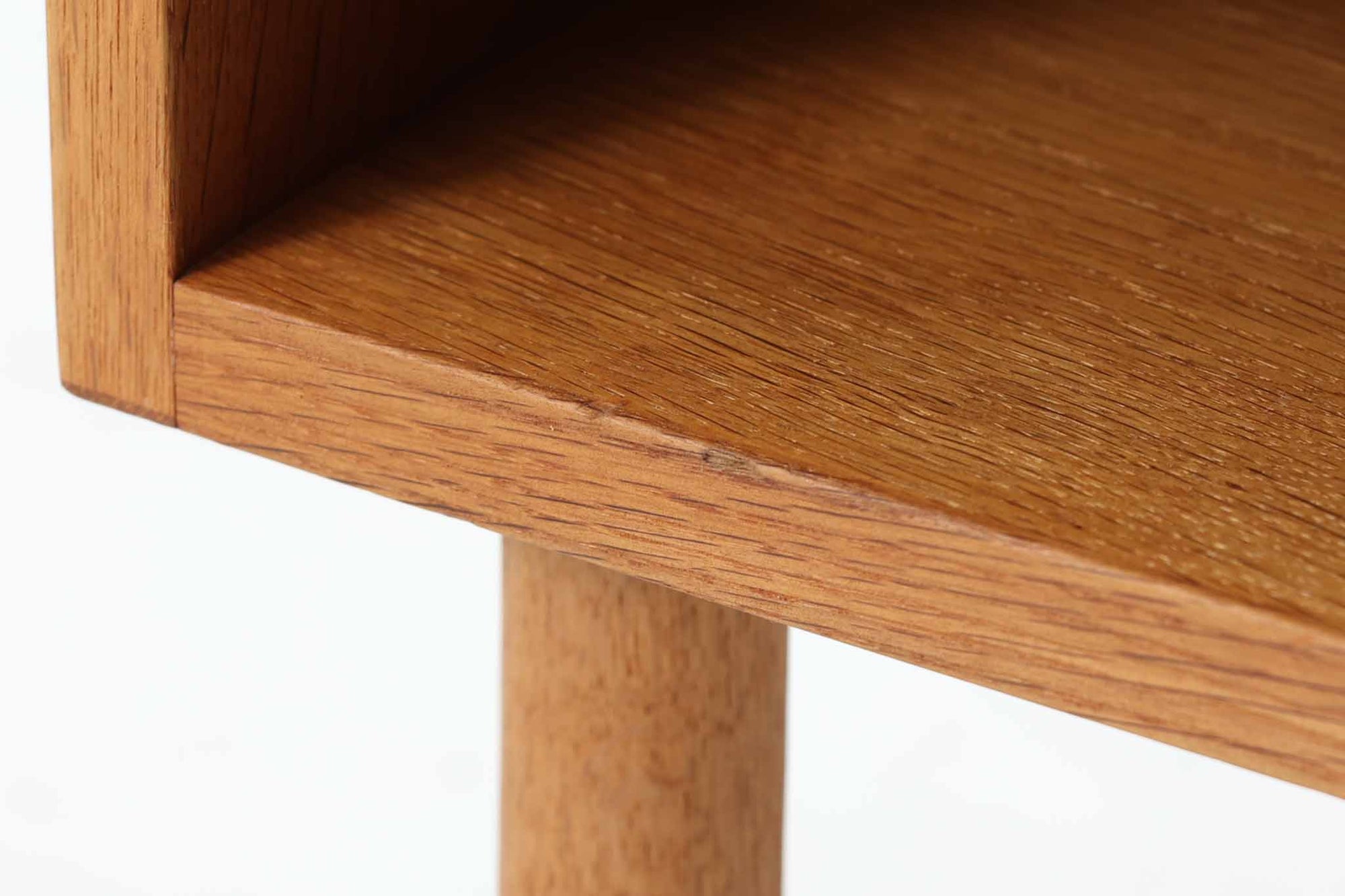 オーク材が使用されたシンプルなベッドサイドテーブルです。"Wegner"によってデザインされ、"RY mobler社"によって製造された当時の物です。引き出し内部に「DANISH」のロゴプレートがございます。