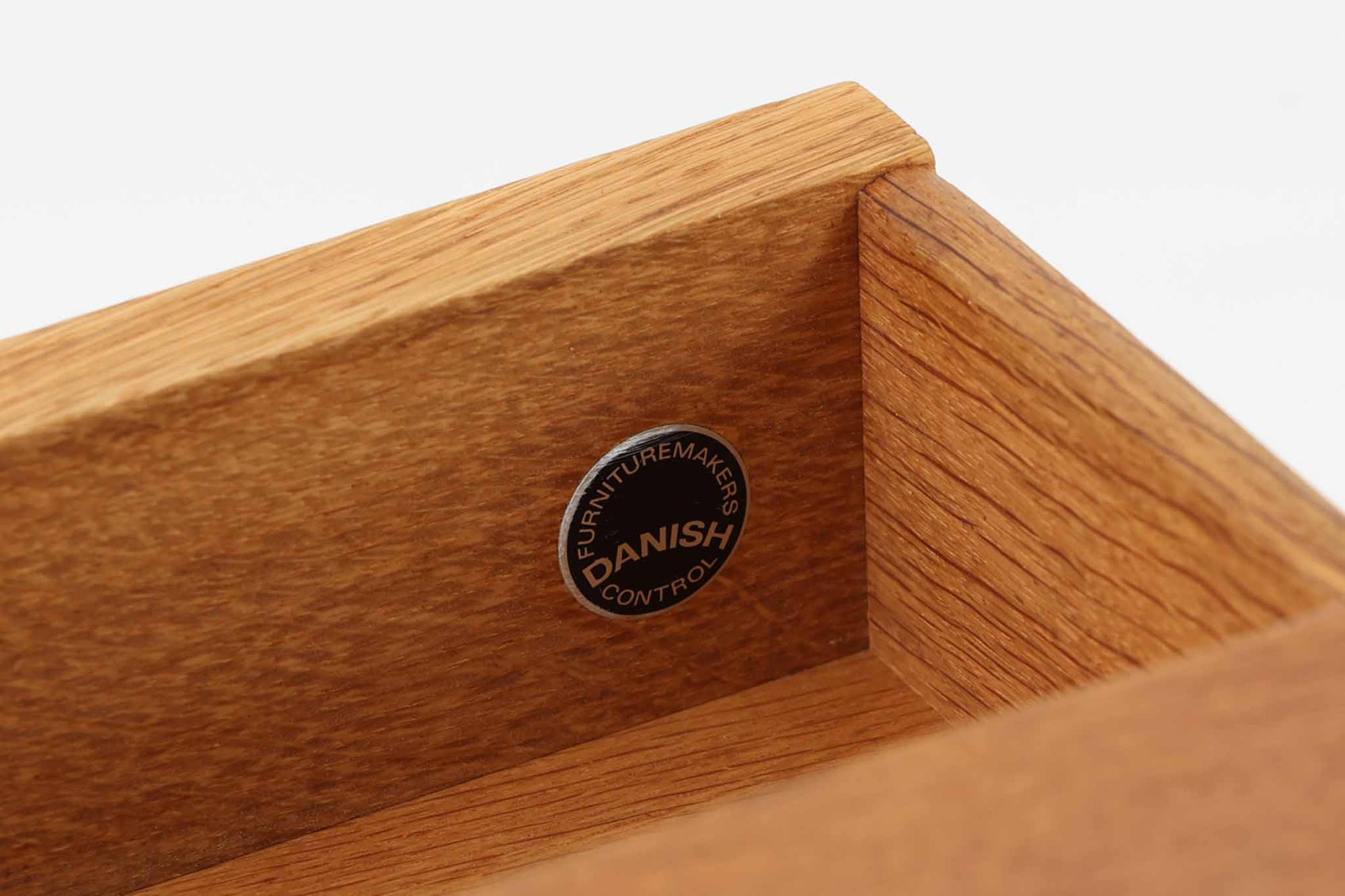 オーク材が使用されたシンプルなベッドサイドテーブルです。"Wegner"によってデザインされ、"RY mobler社"によって製造された当時の物です。引き出し内部に「DANISH」のロゴプレートがございます。