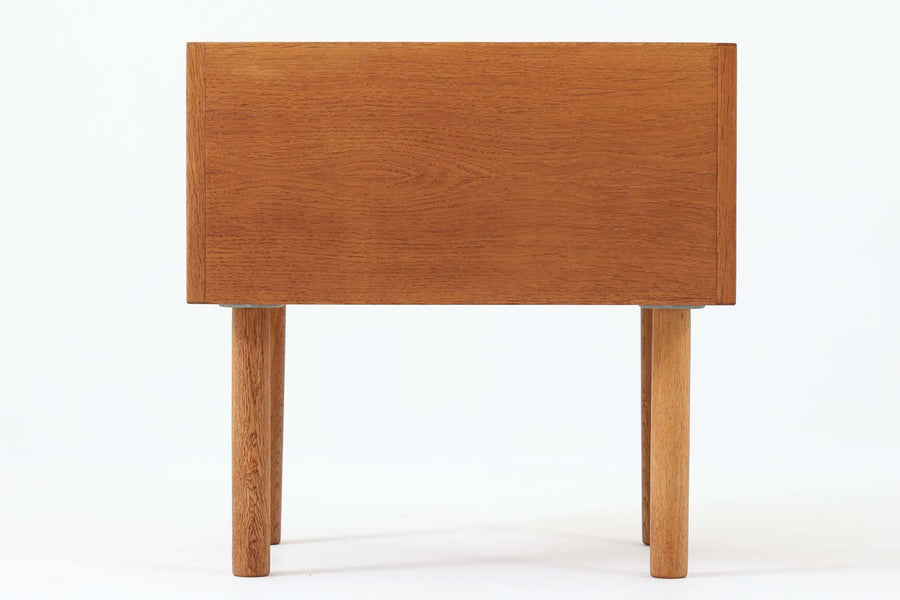 オーク材が使用されたシンプルなベッドサイドテーブルです。"Wegner"によってデザインされ、"RY Mobler社"によって製造された当時の物です。引き出し内部に「DANISH」のロゴプレートがございます。