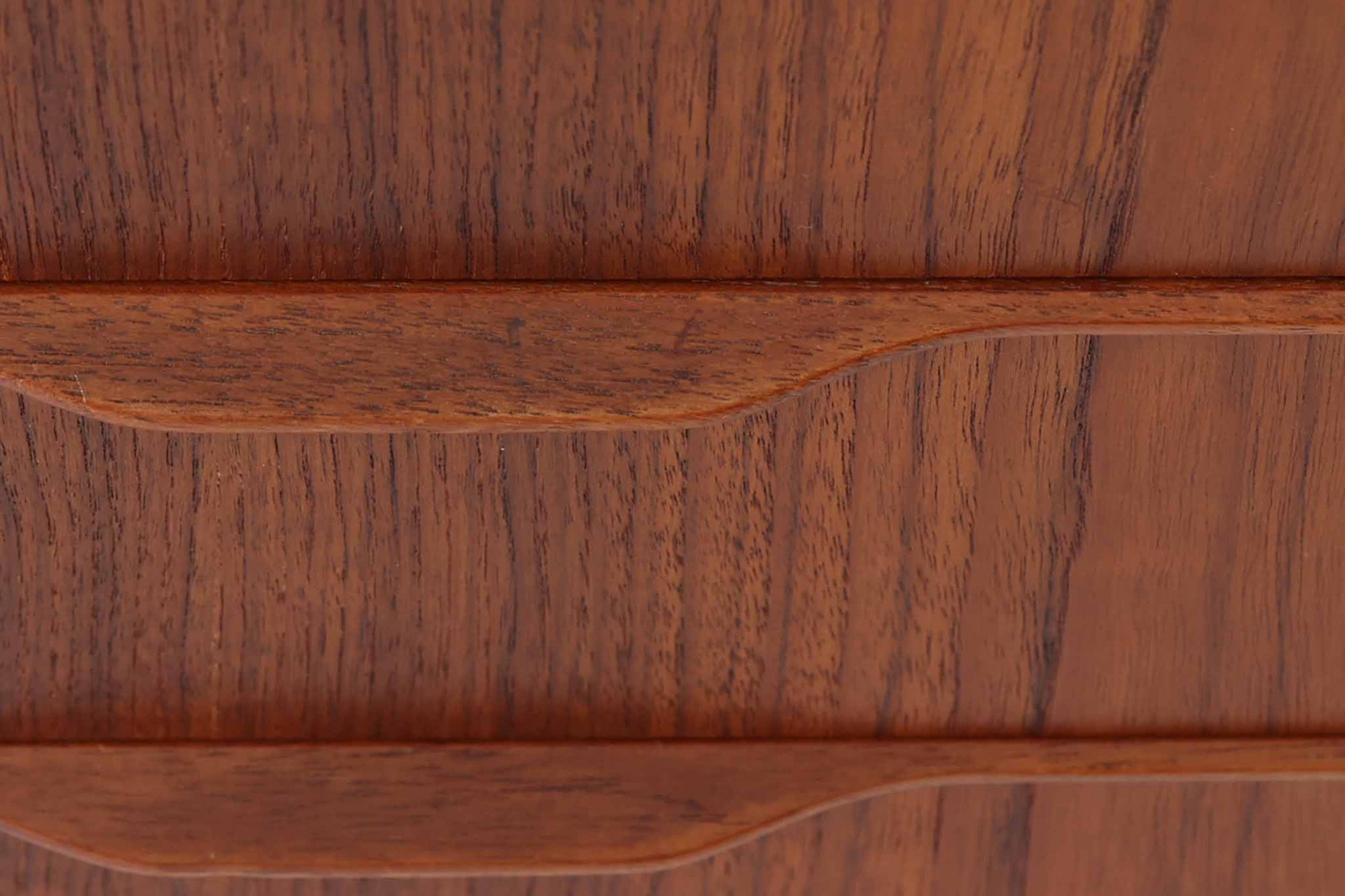 デンマークより買い付けた3段チェストです。小ぶりで可愛らしく、北欧家具らしいバータイプの取手が使用されています。シンプルで使い勝手の良いサイズ感です。