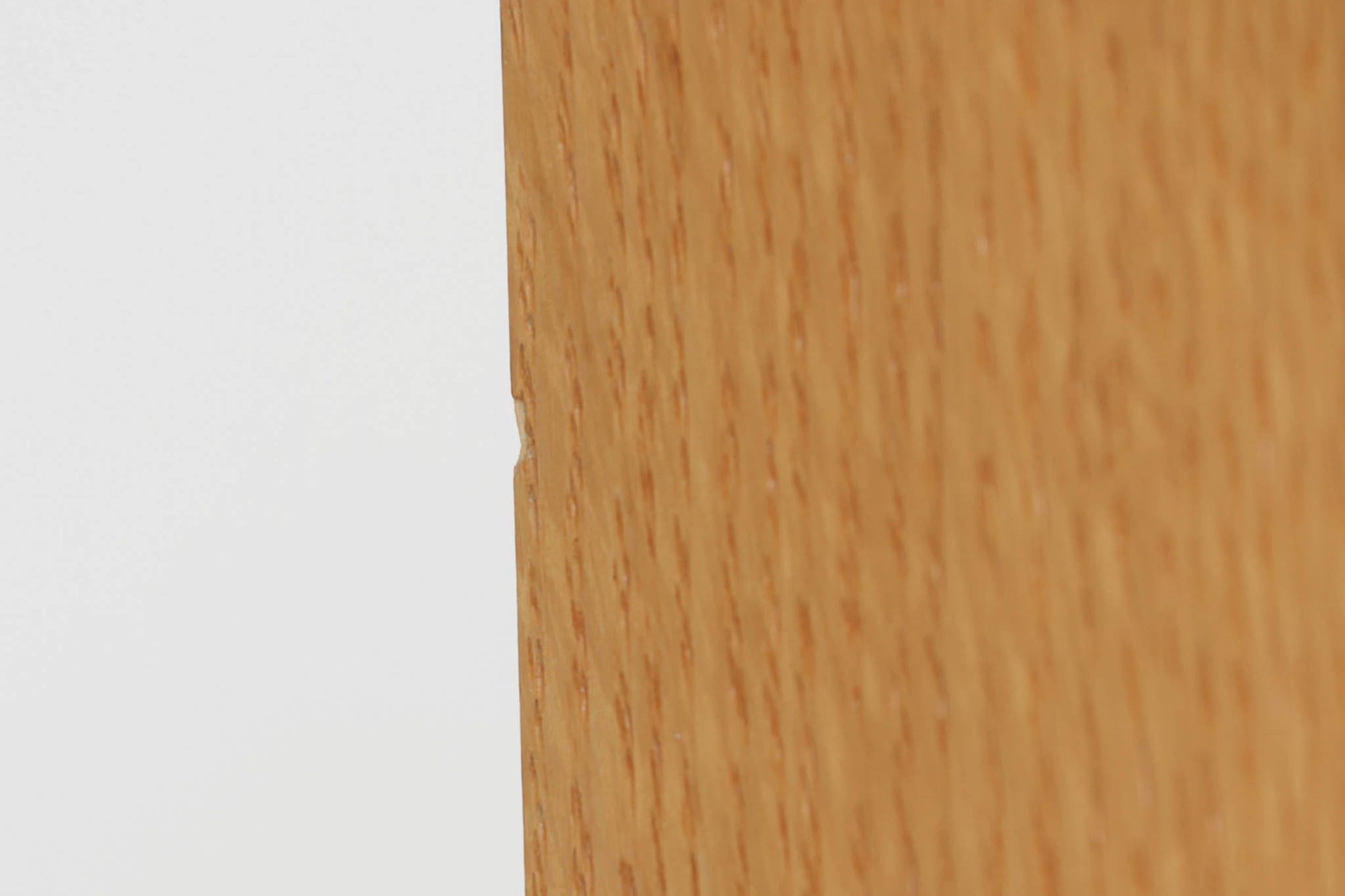 Borge mogensenがSoborg社のためにデザインしたユニットシェルフをご紹介いたします。このシェルフは、高品質なオーク材が用いられており、ナチュラルな風合いが特徴的です。ガラス扉が採用されており、食器棚としてもご使用いただけます。また、使う環境に応じて2段にしたりなど、柔軟なレイアウトが可能です。この特徴により、住む人の環境や生活人数が変わっても、長くご使用いただけると思います。