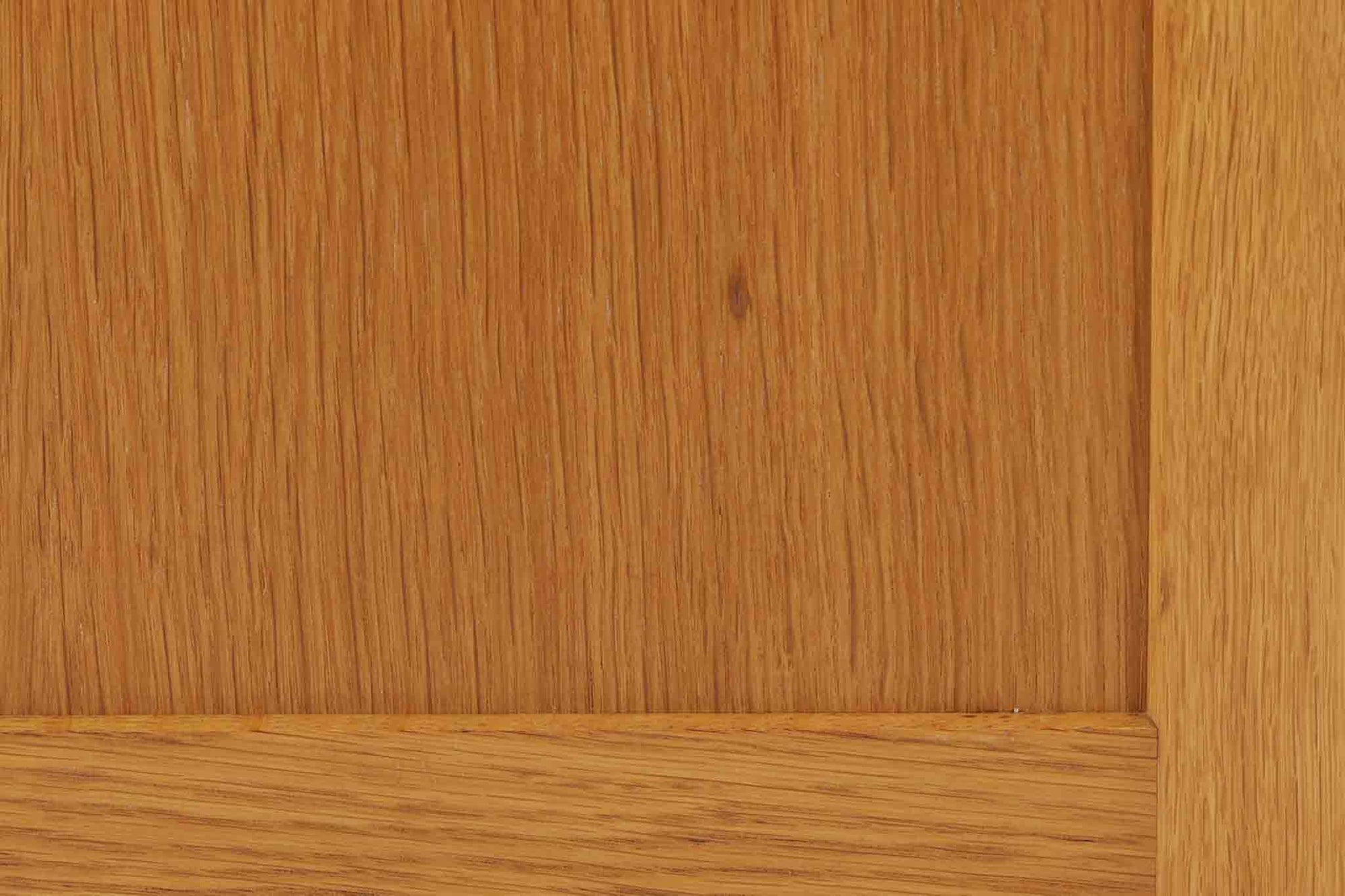 Borge mogensenがSoborg社のためにデザインしたユニットシェルフをご紹介いたします。このシェルフは、高品質なオーク材が用いられており、ナチュラルな風合いが特徴的です。ガラス扉が採用されており、食器棚としてもご使用いただけます。また、使う環境に応じて2段にしたりなど、柔軟なレイアウトが可能です。この特徴により、住む人の環境や生活人数が変わっても、長くご使用いただけると思います。