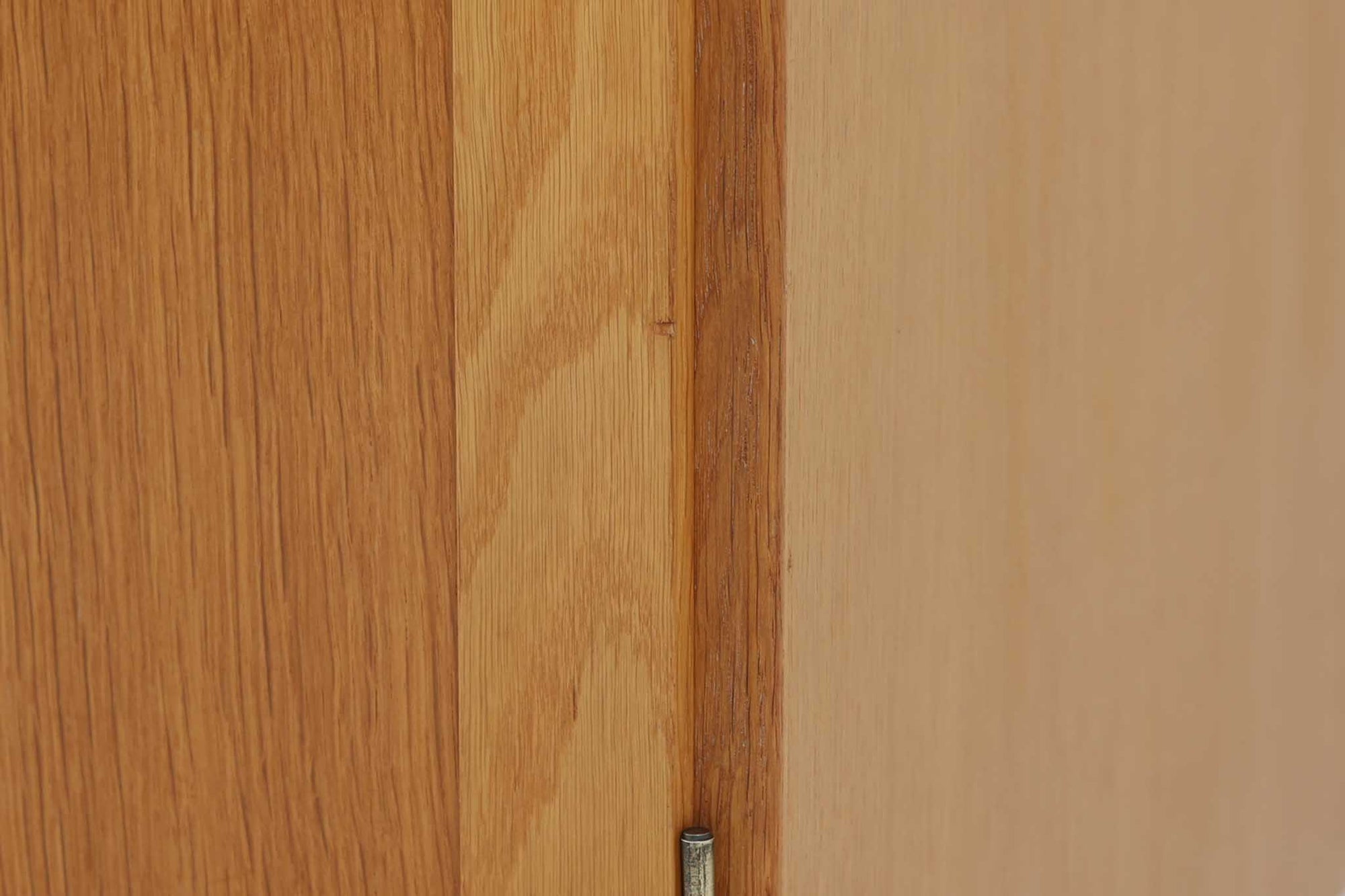 Borge mogensenがSoborg社のためにデザインしたユニットシェルフをご紹介いたします。このシェルフは、高品質なオーク材が用いられており、ナチュラルな風合いが特徴的です。ガラス扉が採用されており、食器棚としてもご使用いただけます。また、使う環境に応じて2段にしたりなど、柔軟なレイアウトが可能です。この特徴により、住む人の環境や生活人数が変わっても、長くご使用いただけると思います。