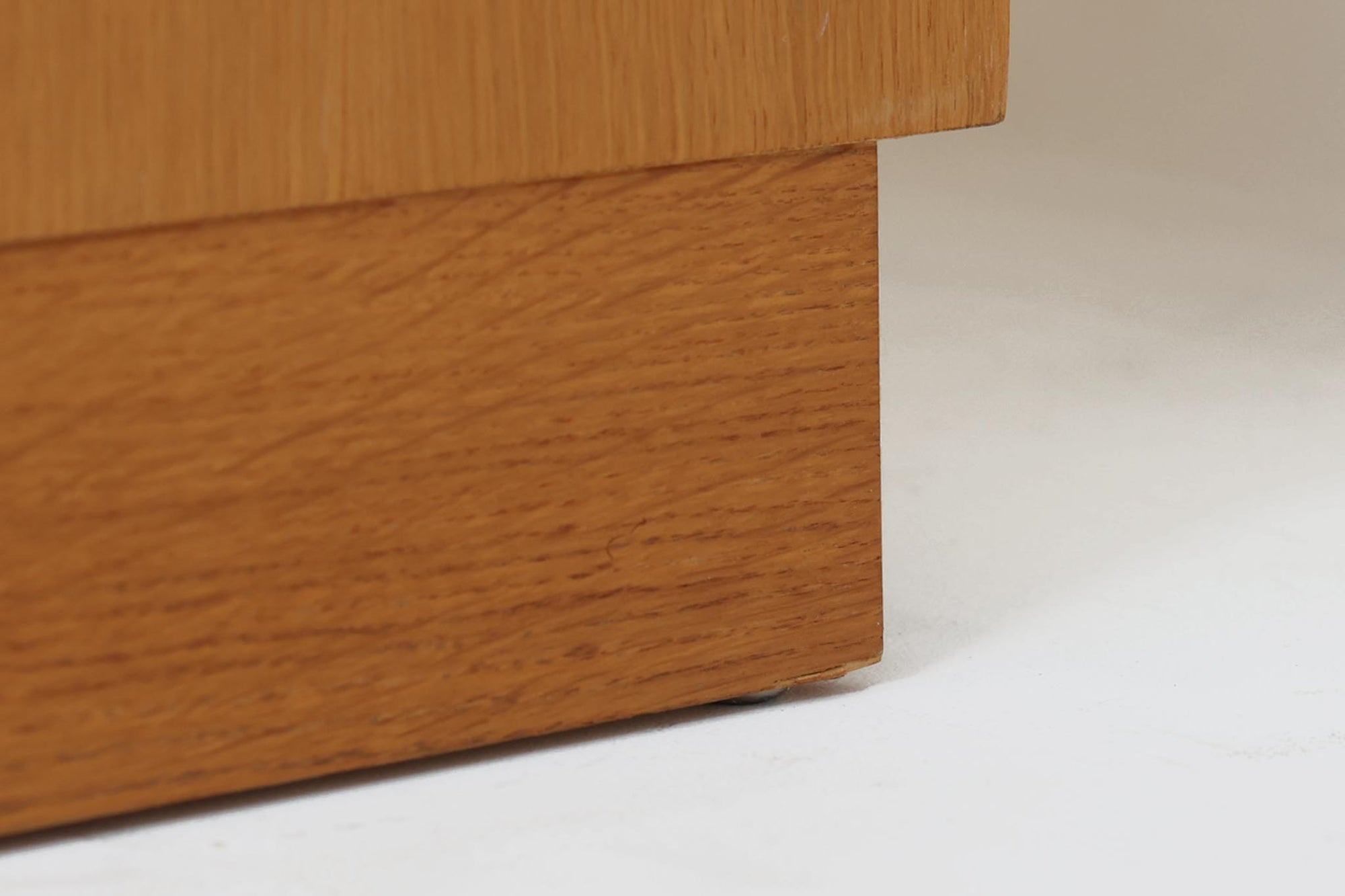 Borge mogensenがSoborg社のためにデザインしたユニットシェルフをご紹介いたします。このシェルフは、高品質なオーク材が用いられており、ナチュラルな風合いが特徴的です。ガラス扉が採用されており、食器棚としてもご使用いただけます。また、使う環境に応じて2段にしたりなど、柔軟なレイアウトが可能です。この特徴により、住む人の環境や生活人数が変わっても、長くご使用いただけると思います。