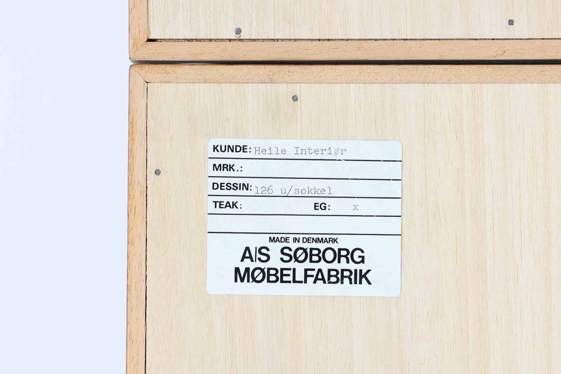Borge mogensenがSoborg社のためにデザインしたユニットシェルフをご紹介いたします。このシェルフは、高品質なオーク材が用いられており、ナチュラルな風合いが特徴的です。ガラス扉が採用されており、食器棚としてもご使用いただけます。また、使う環境に応じて2段にしたりなど、柔軟なレイアウトが可能です。この特徴により、住む人の環境や生活人数が変わっても、長くご使用いただけると思います。